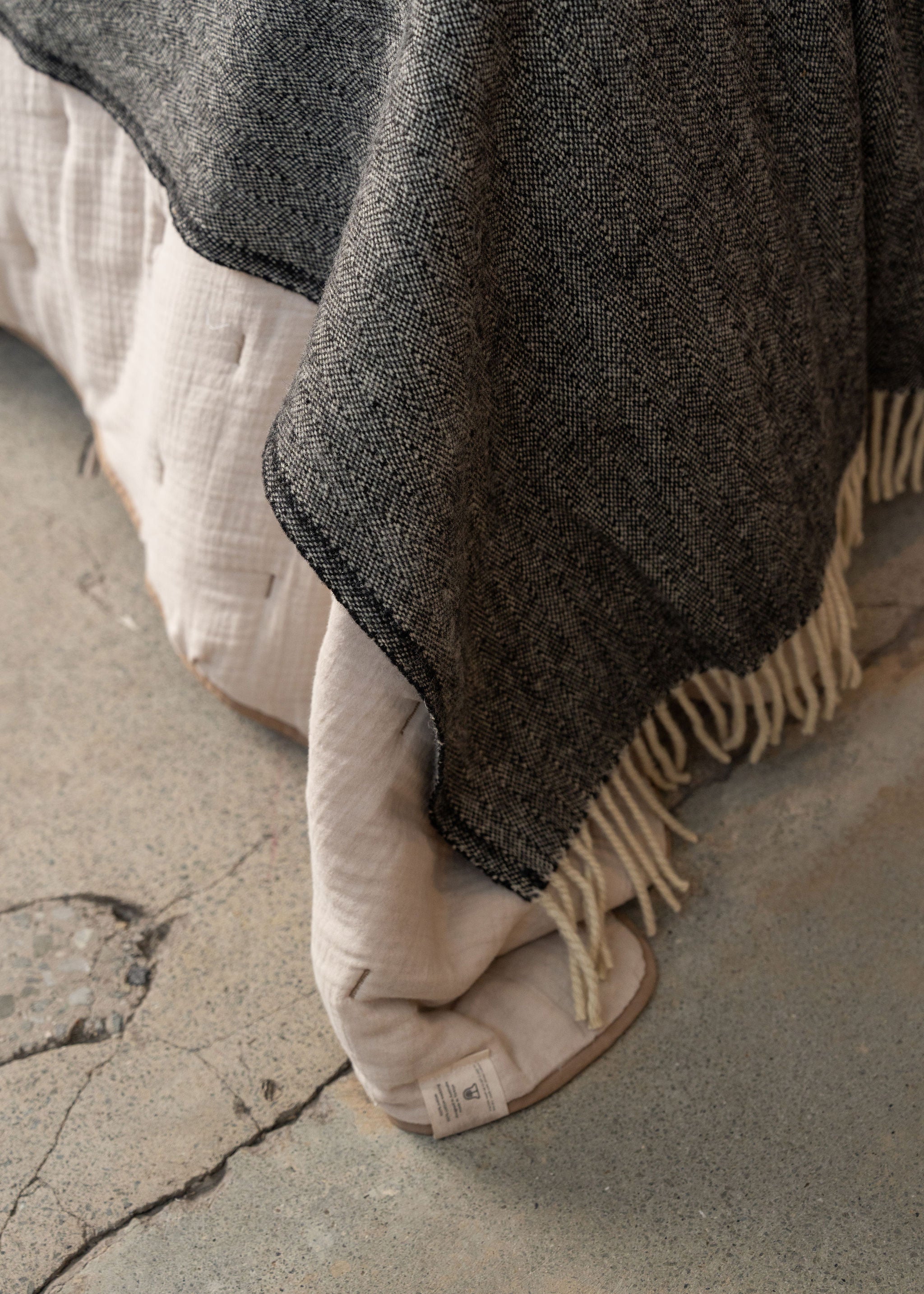 Premium Serra da Estrela Wool Throw Blanket & Bed Cover - Soft Charcoal Gray - Cozy Winter Bedding for Living Room, Bedroom & Cabin Decor