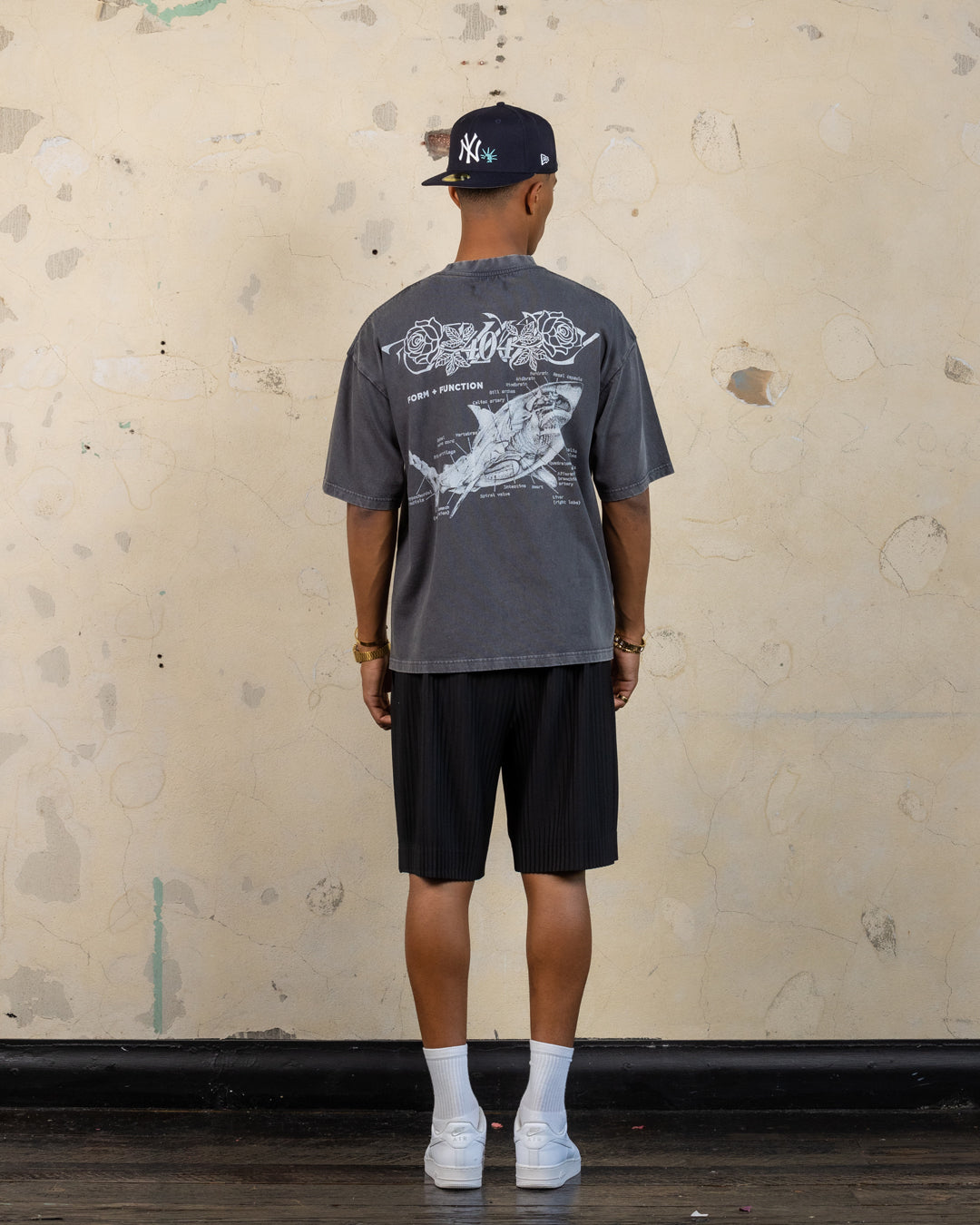 404 Riptide Vintage Graphic T-Shirt - Charcoal Gray Cotton Tee for Men - Casual Streetwear & Retro Style Outfits