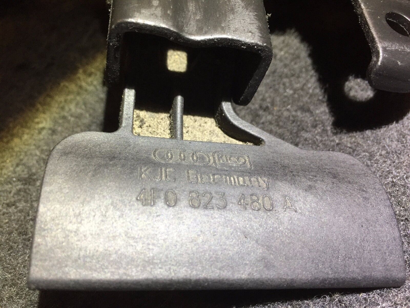05-08 Audi A6 C6 Hood Safety Catch Lock 4F0823480A OEM Replacement - Perfect for Engine Maintenance & Car Repair