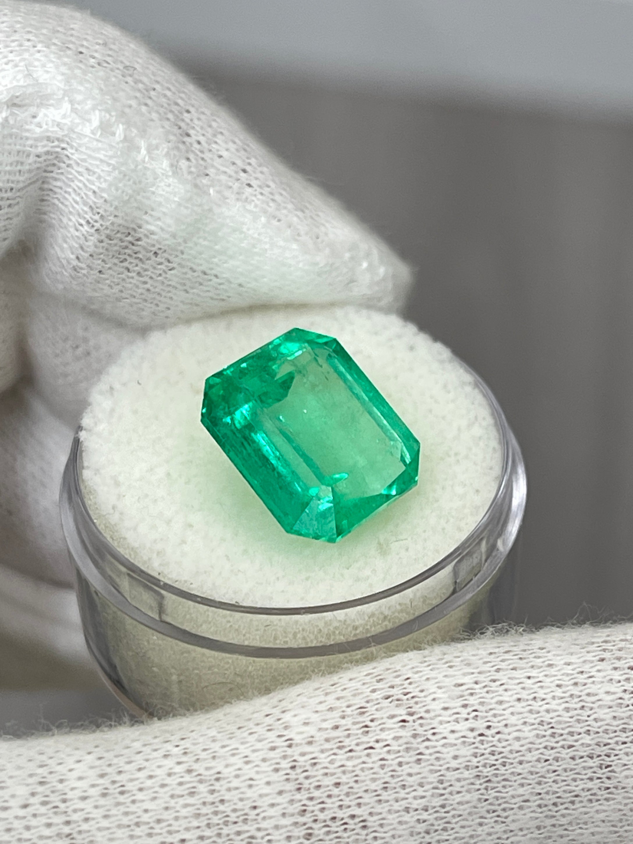 8.33 Carat 13x11.5mm Natural Colombian Emerald Gemstone - AAA Quality Loose Emerald for Jewelry Making, Engagement Rings & Fine Collections