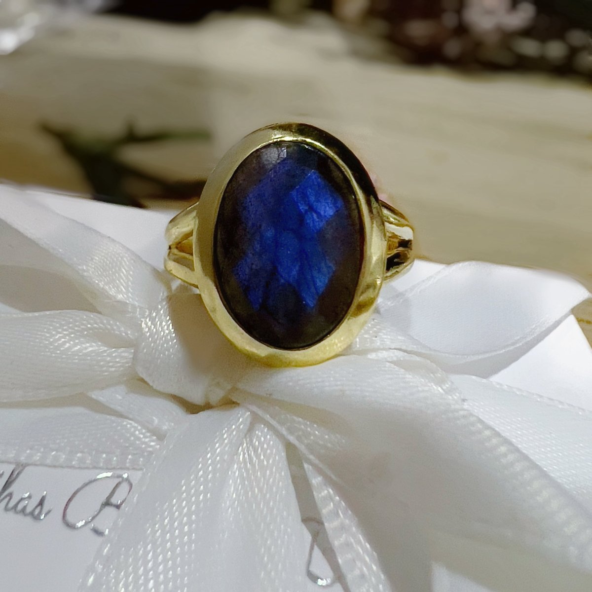 Iridescent Gold Oval Labradorite Ring for Women – Elegant Gemstone Jewelry for Everyday Wear & Special Occasions