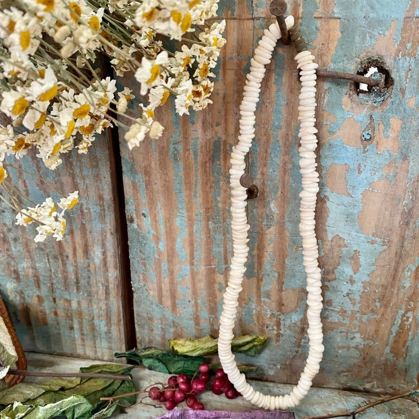 Vintage Natural Hawaiian Puka Shell Necklace for Women - 1970s Retro Beach Jewelry - Perfect for Summer, Boho Style & Beach Vacations