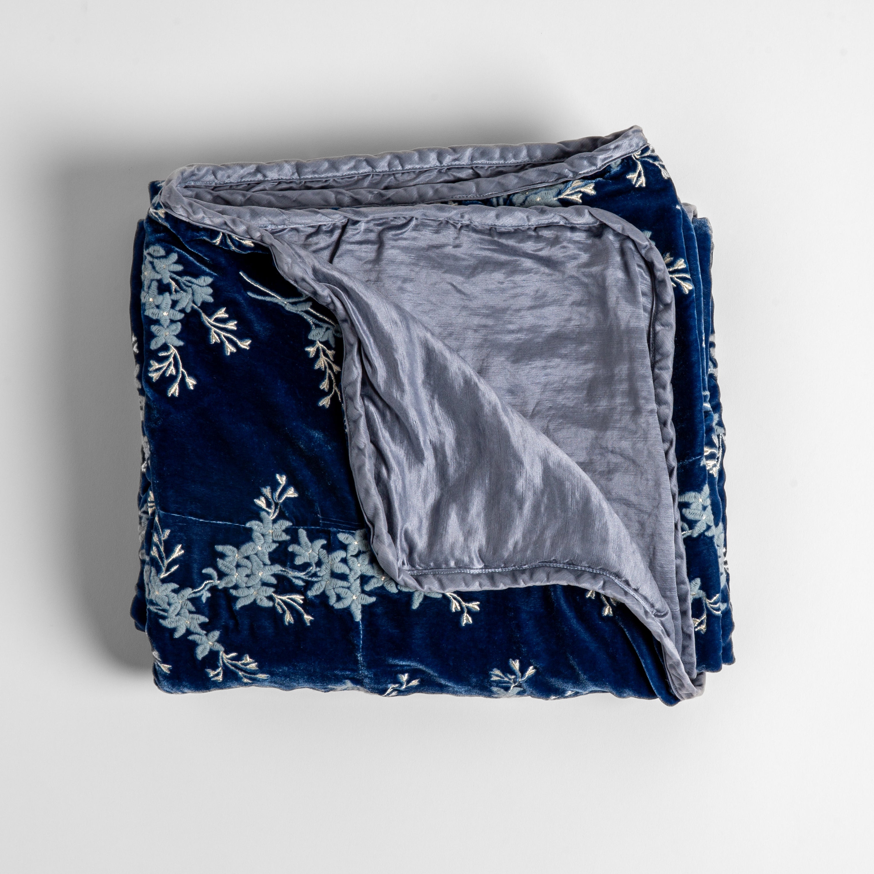 Lynette Soft & Cozy Fleece Blanket - Ultra Warm Throw for Bed, Couch, and Travel - Perfect for Winter, Camping, and Gifts