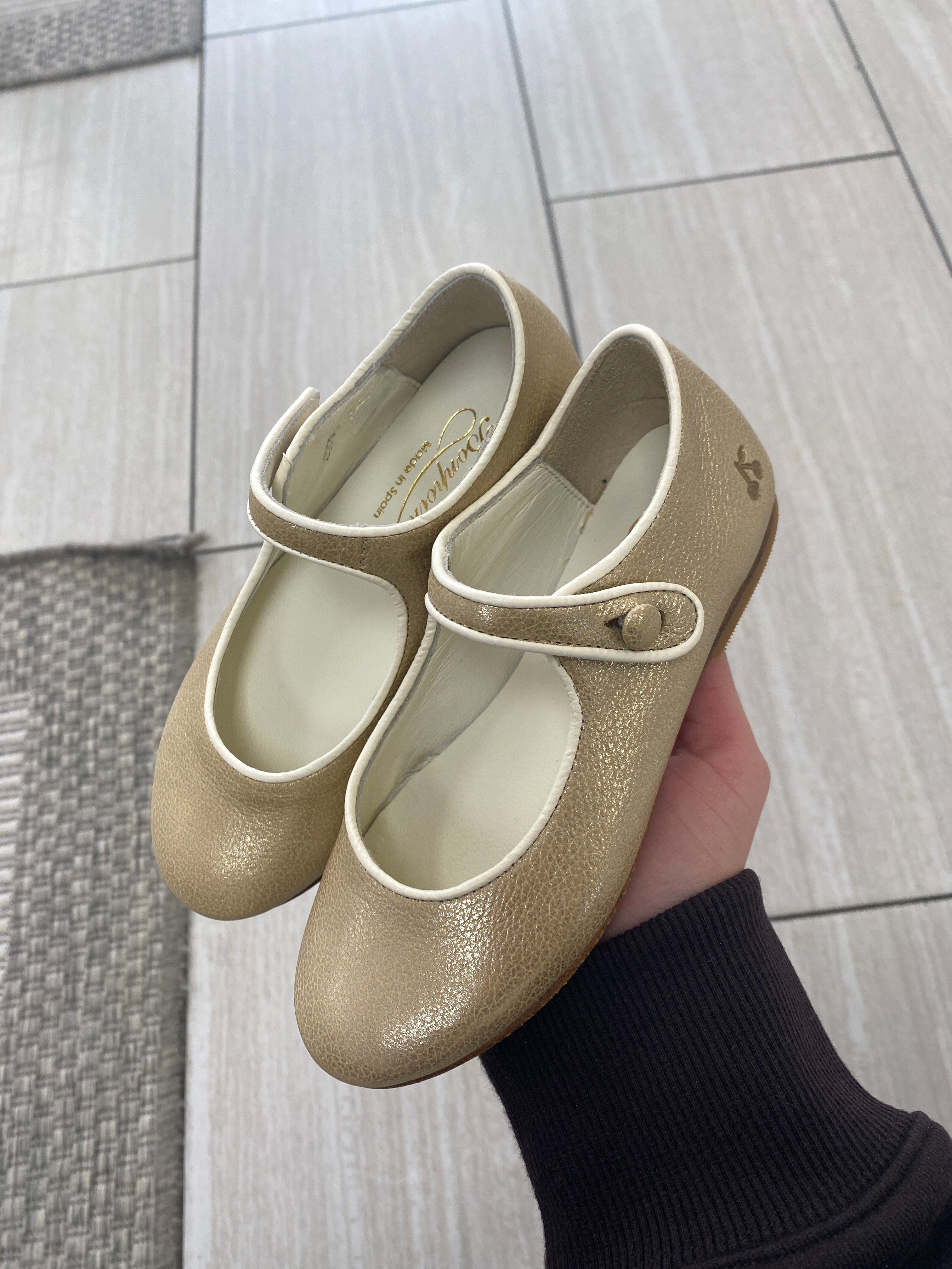 Bonpoint Oro Gold Ella Mary Jane Shoes for Girls - Elegant Leather First Walkers with Bow Detail - Perfect for Special Occasions & Photoshoots