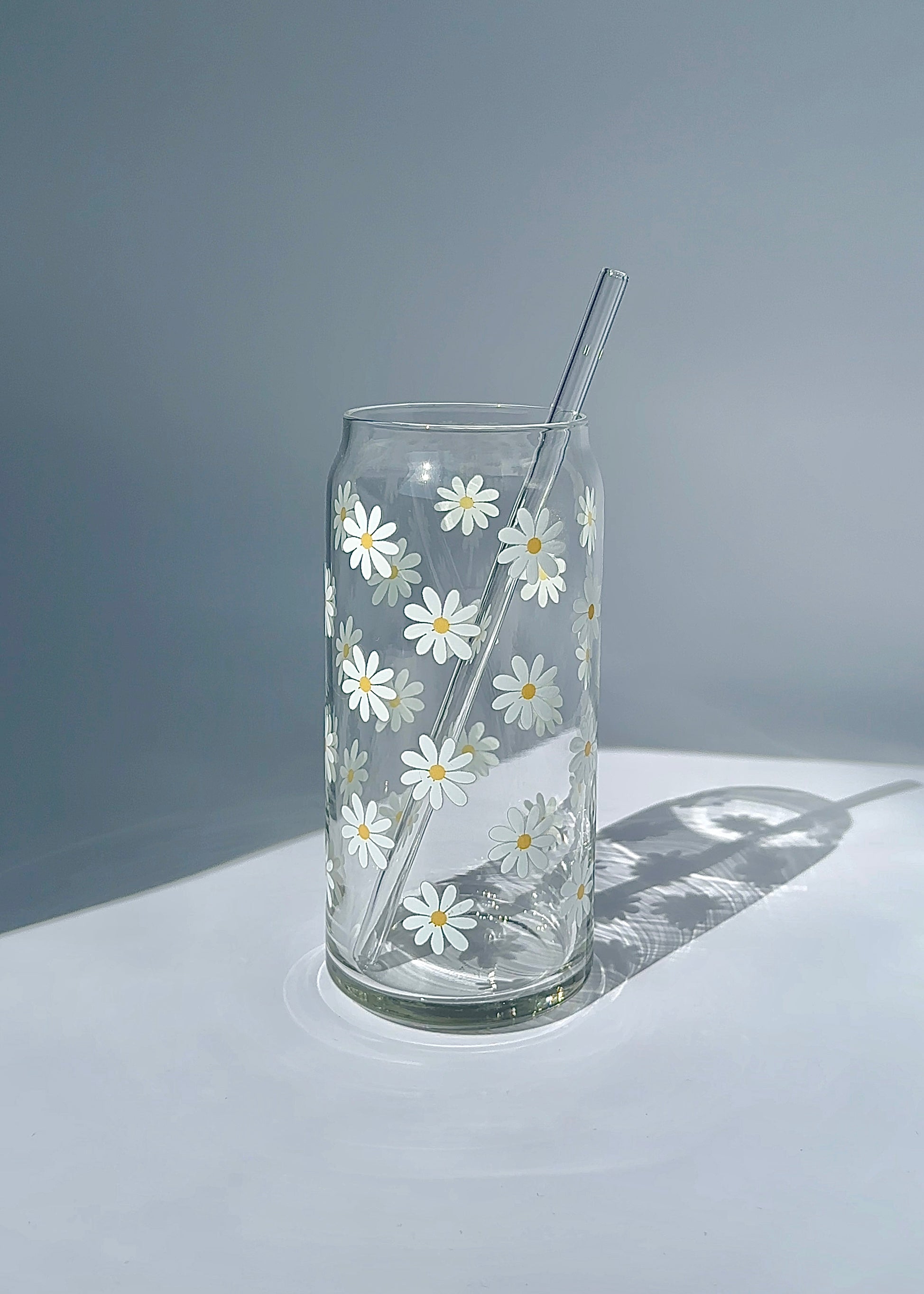 White Daisy Glass Can - 20 oz Minimalist Iced Coffee Cup with Floral Design | Perfect for Iced Coffee, Cold Brew, Smoothies & Home Decor