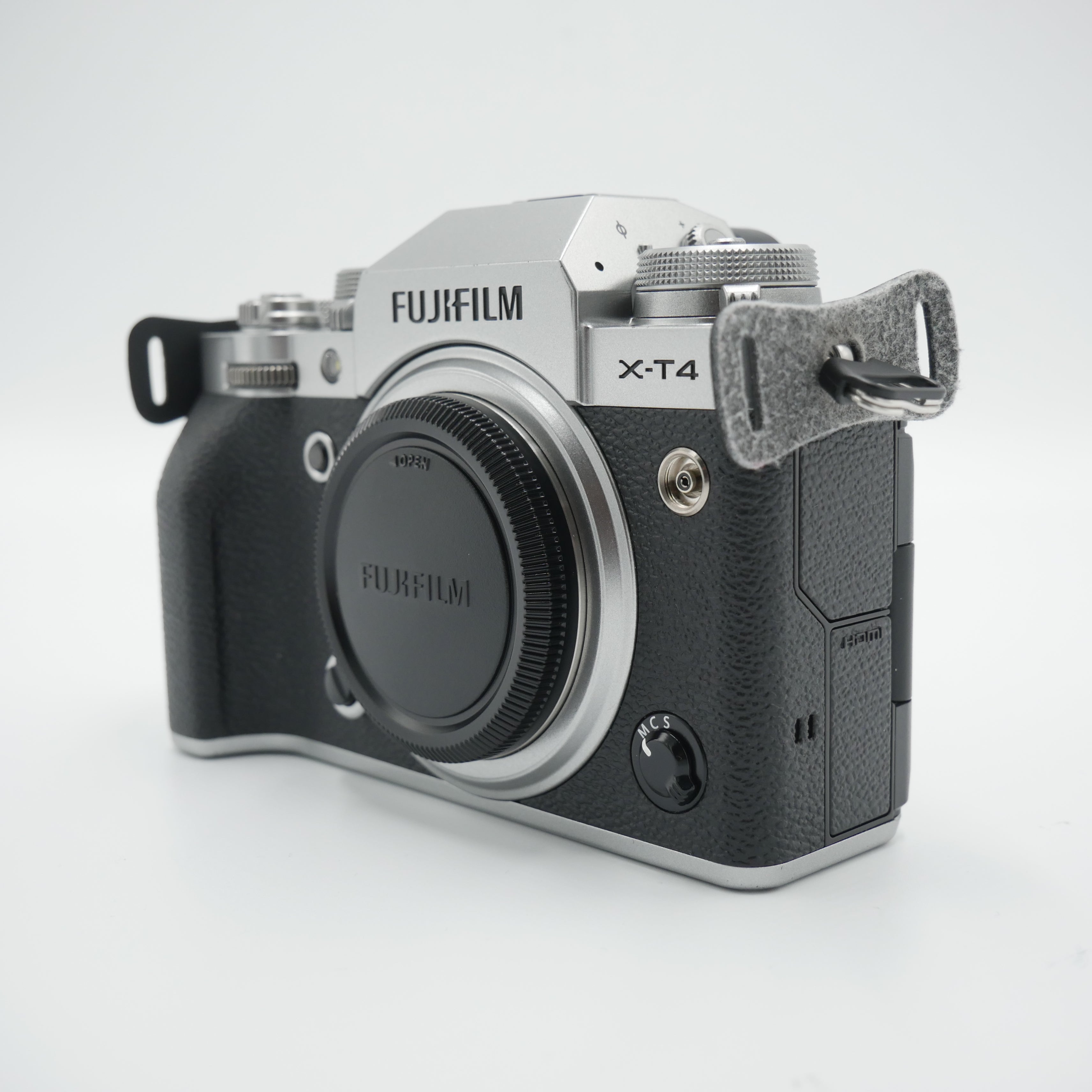 FUJIFILM X-T4 Mirrorless Digital Camera (Silver) - Used - Perfect for Travel Photography & Vlogging