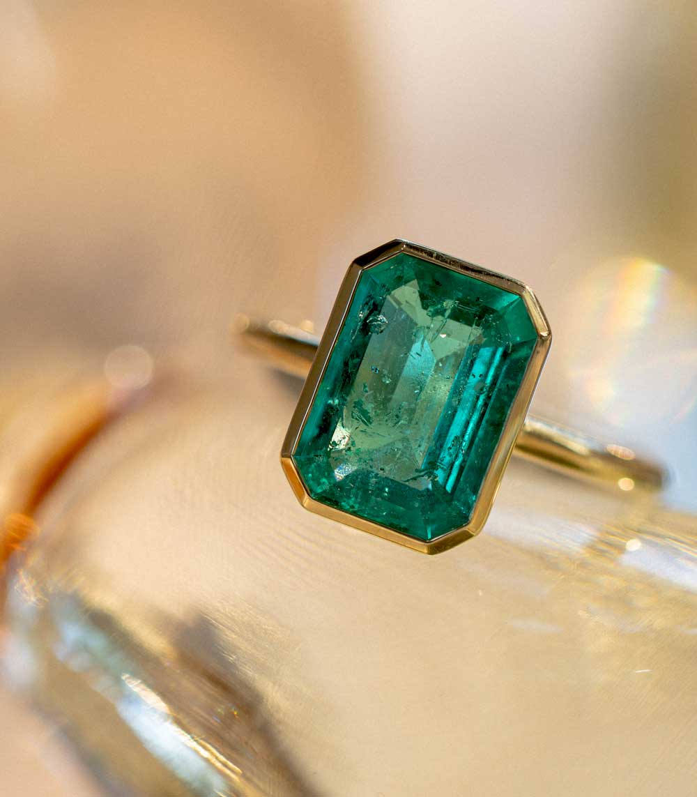 Exquisite 2.5 Carat Colombian Emerald Engagement Ring for Women - Vintage Inspired Bezel Setting, Perfect for Proposals, Anniversaries & Special Occasions