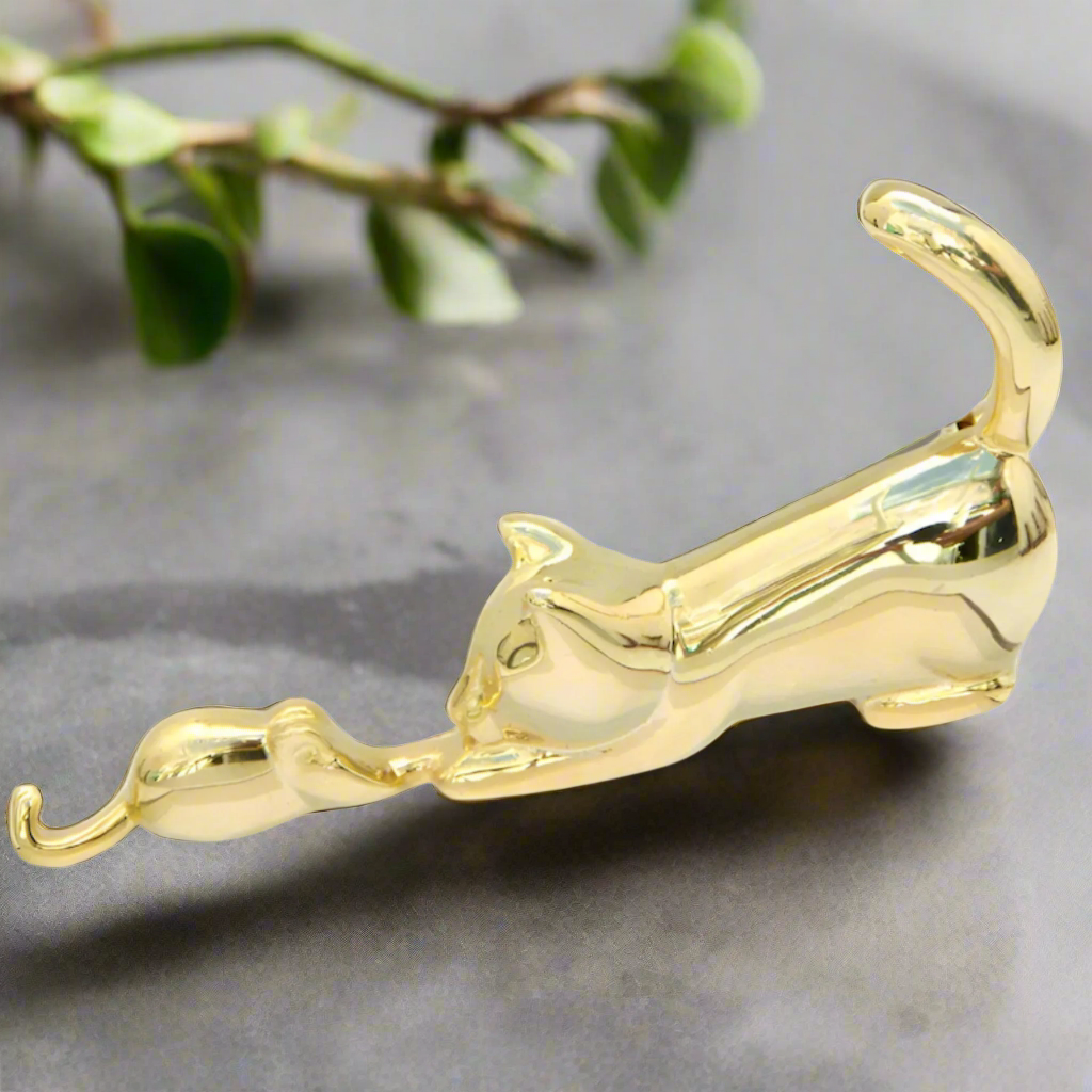 9K Gold Plated Playful Cat & Mouse Brooch Pin - 5cm x 3cm Elegant Feline Jewelry for Women - Perfect Gift for Cat Lovers, Vintage Style Accessory for Blazers, Scarves & Handbags