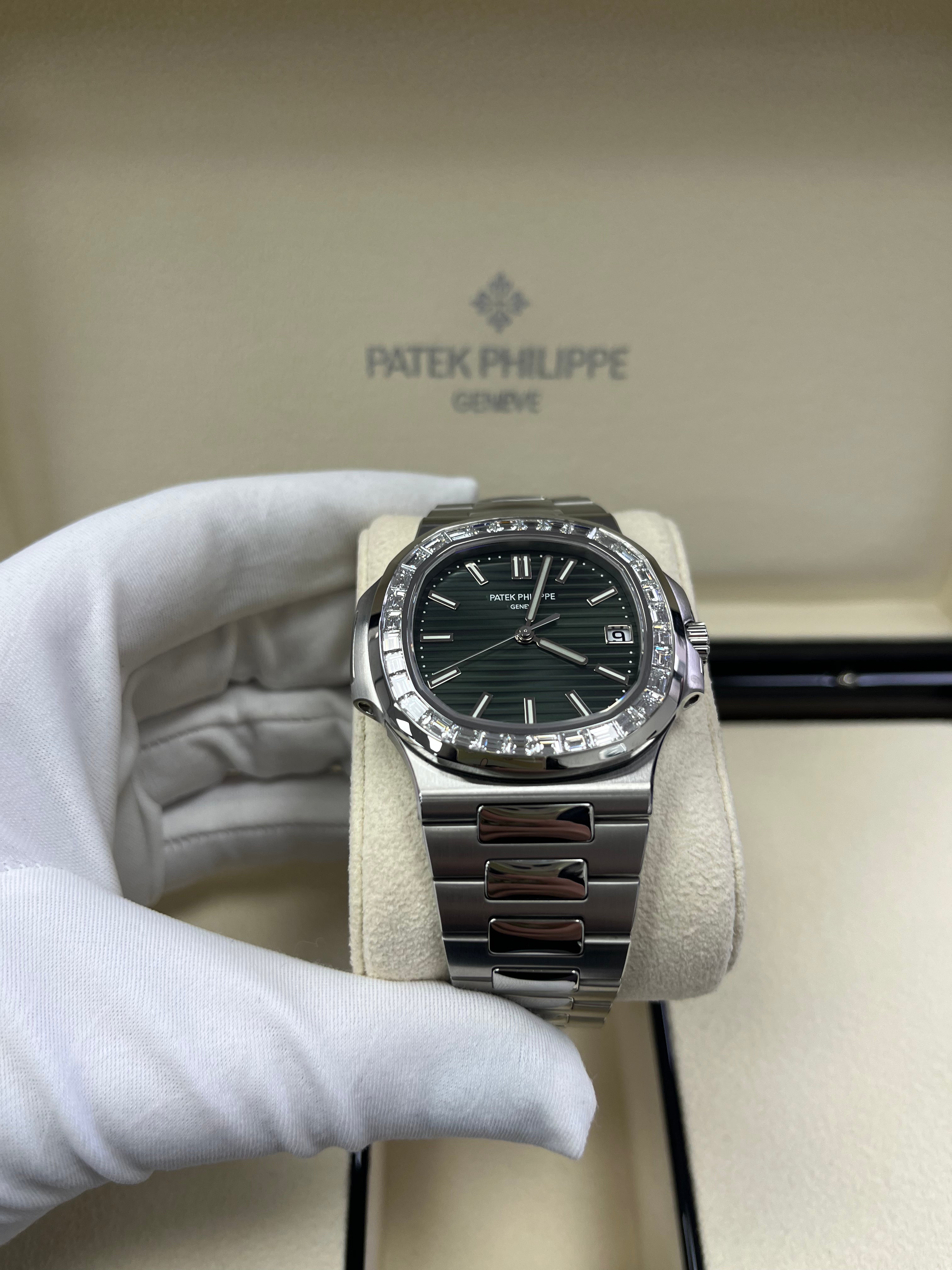 Patek Philippe Nautilus 5711/1300A-001 Luxury Watch with Green Dial - Perfect for Business Meetings & Formal Events