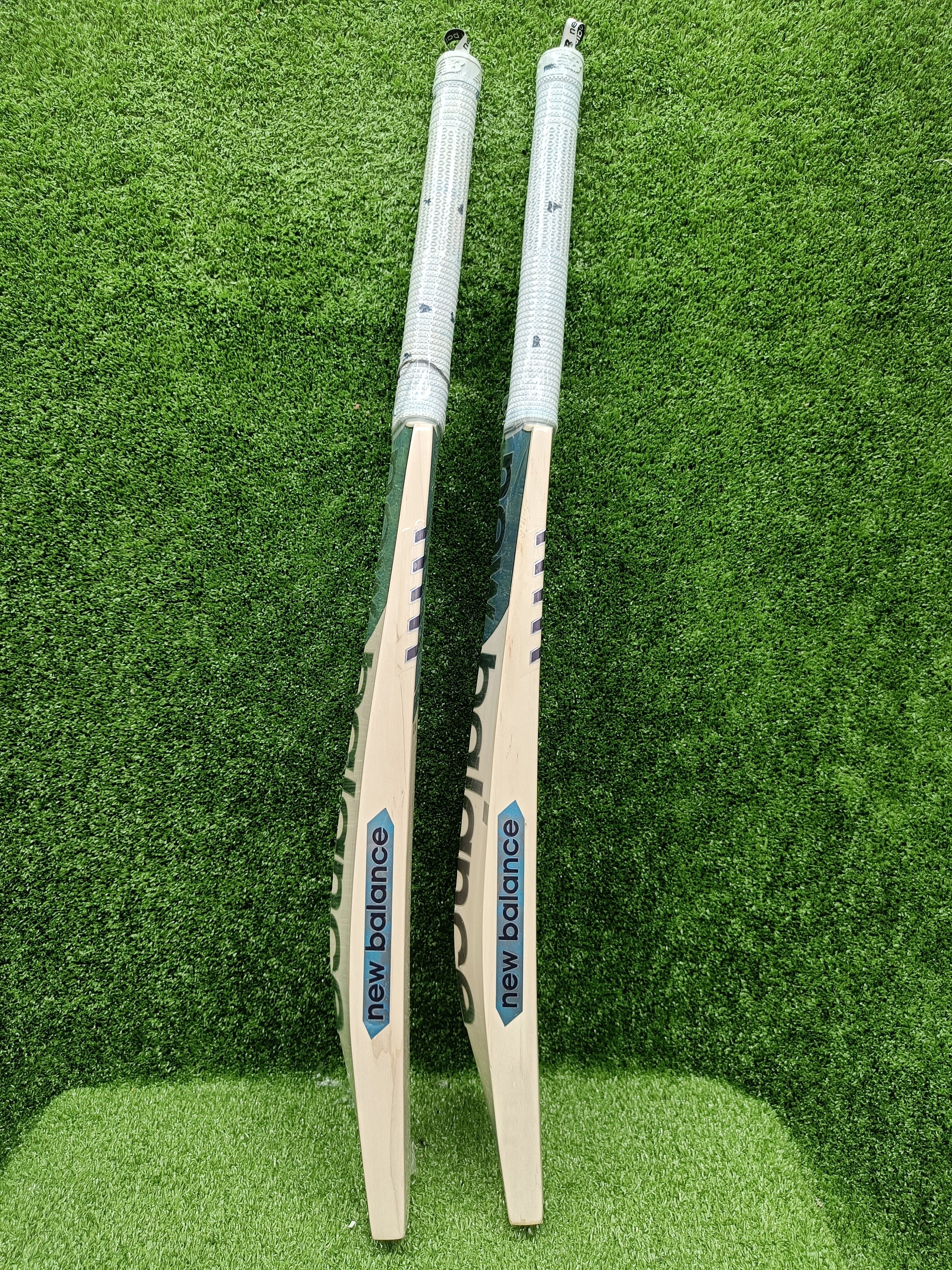 NB DC 590 English Willow Cricket Bat - Premium Grade Cricket Equipment for Professional Players - Perfect for Matches, Training & Backyard Practice