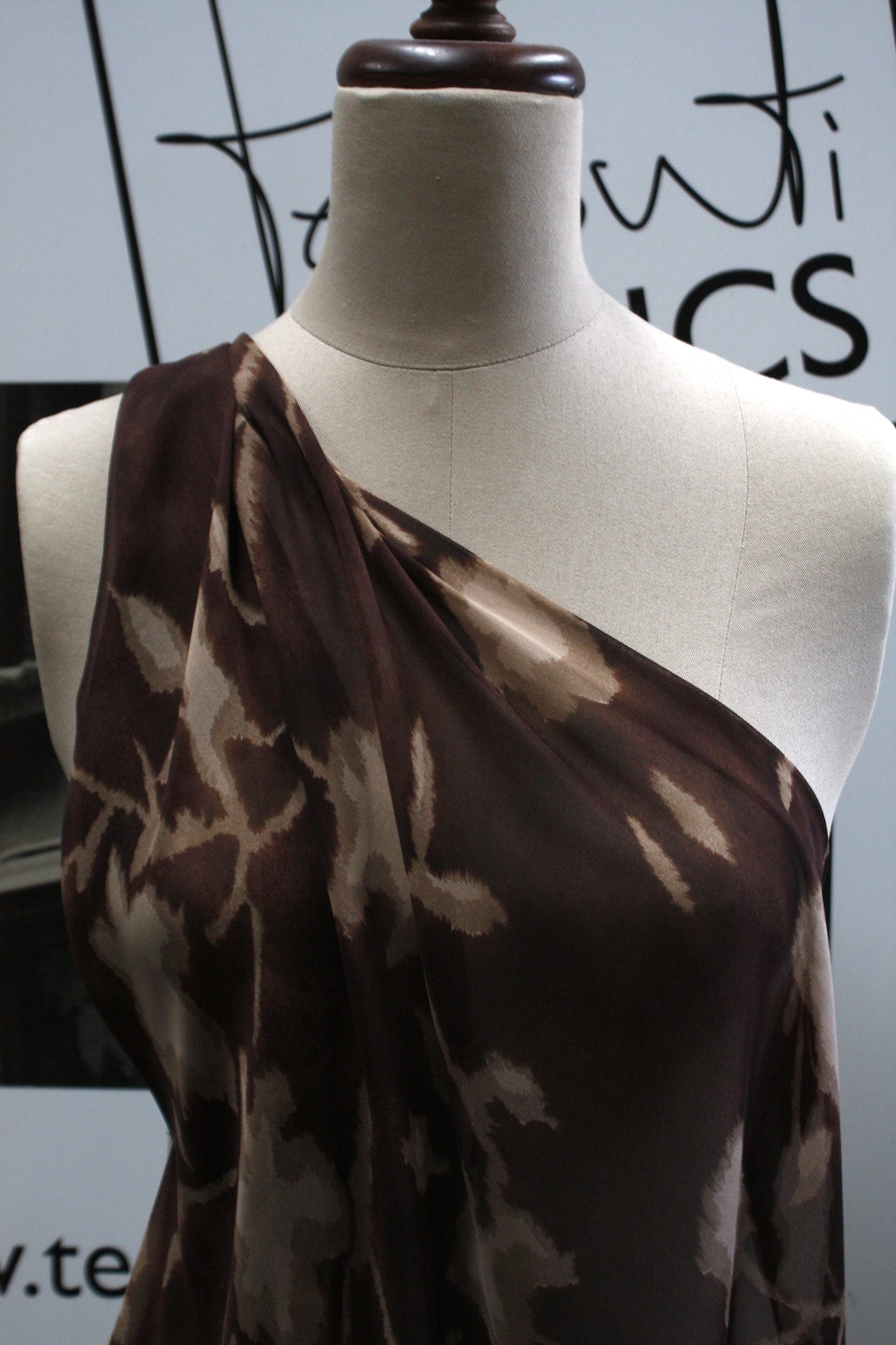 Elegant Georgette Fabric - Lightweight & Flowy Material for Dresses, Scarves & Blouses - Perfect for Summer Fashion & Special Occasions