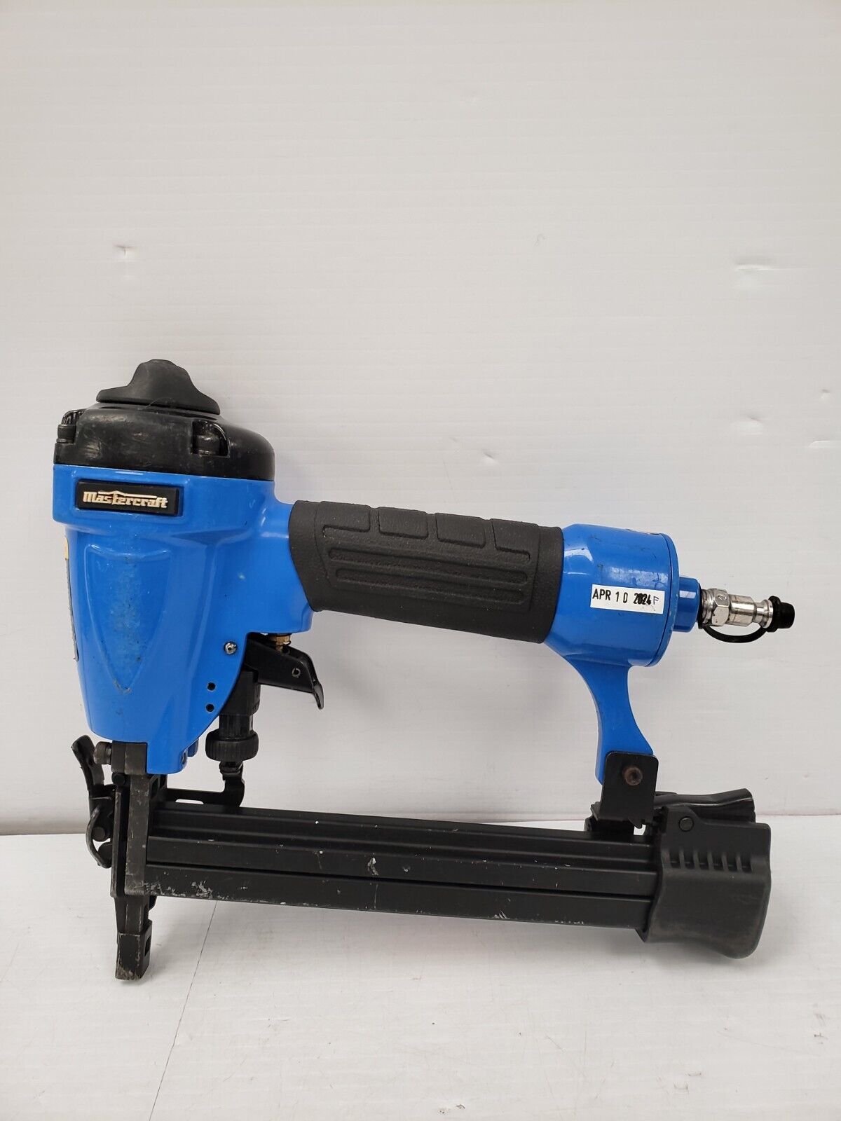 Mastercraft 058-8132-2 Heavy Duty Air Stapler for Upholstery, Carpentry & DIY Projects - Pneumatic Staple Gun for Furniture, Woodworking & Home Repairs