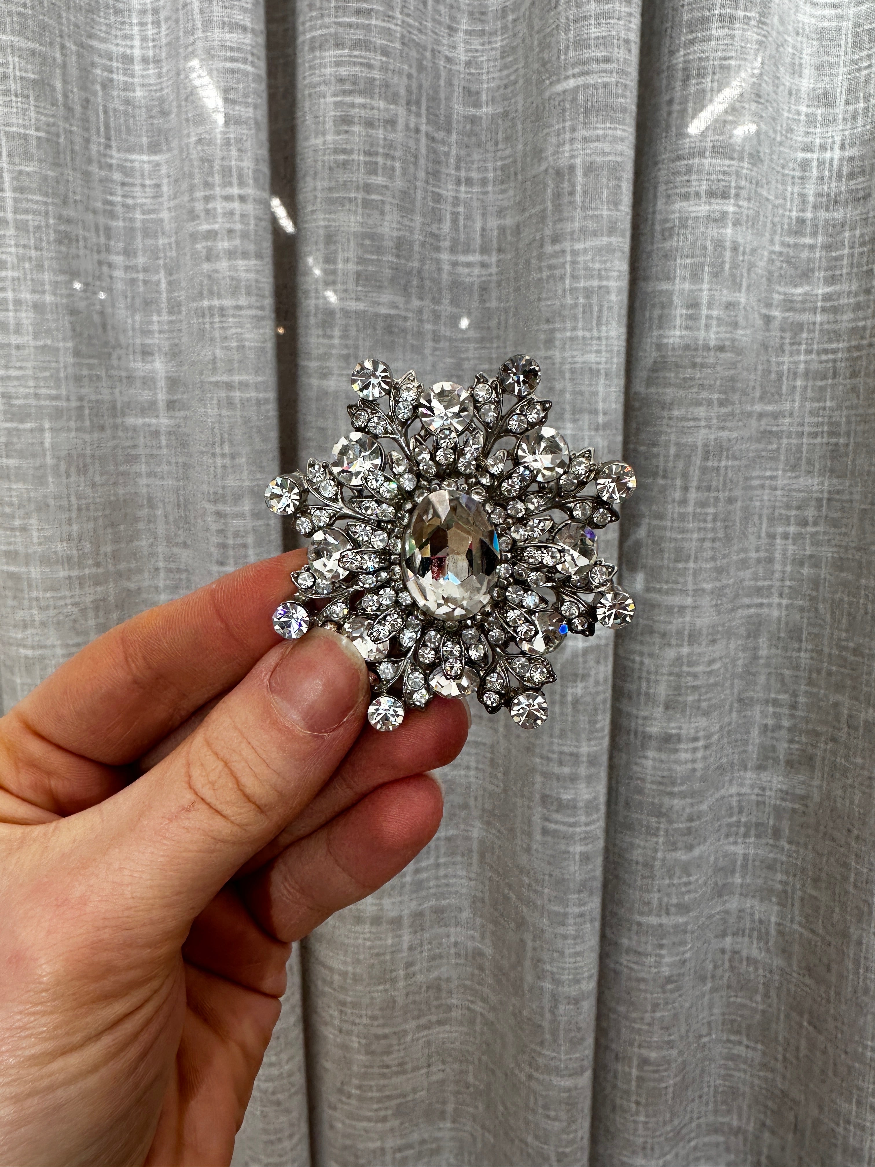 Sparkle Brooch Pin for Women - Elegant Crystal Rhinestone Jewelry for Dresses, Blazers, and Special Occasions