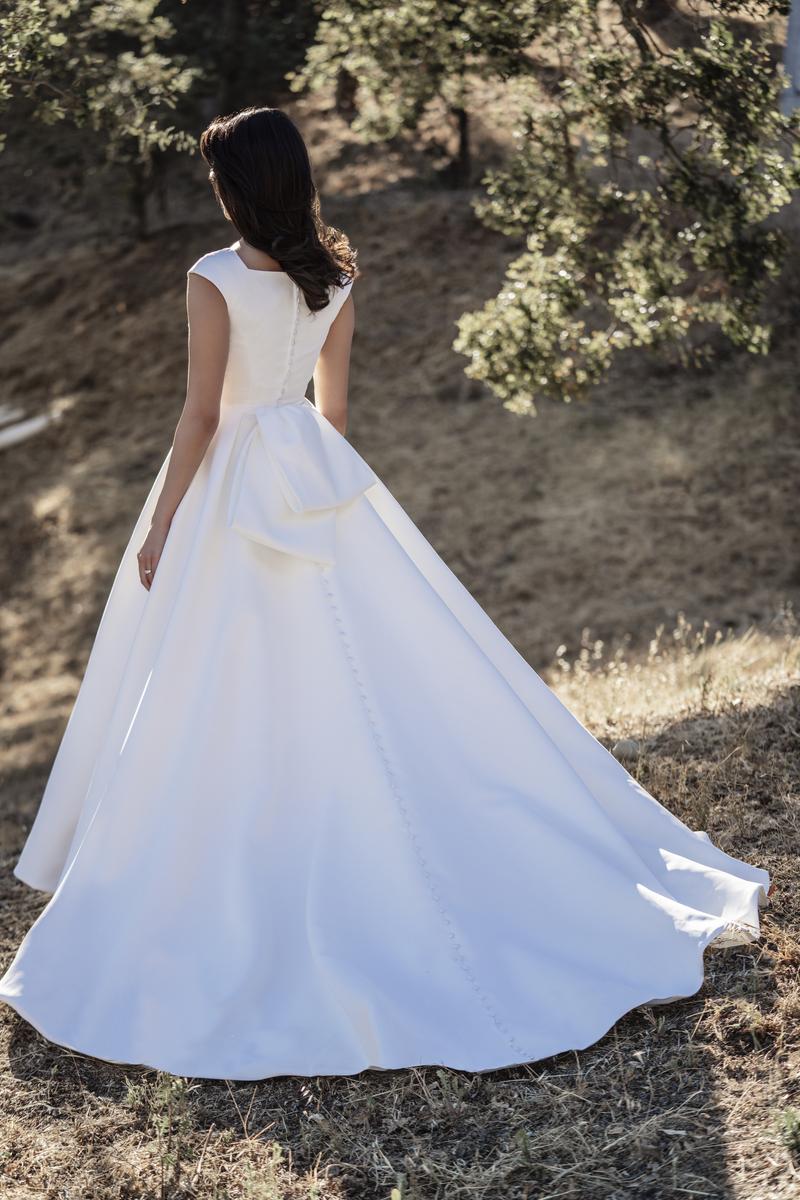 Allure Bridals M703 Modest Wedding Dress - Elegant Lace Long Sleeve Bridal Gown for Church Ceremony & Formal Occasions