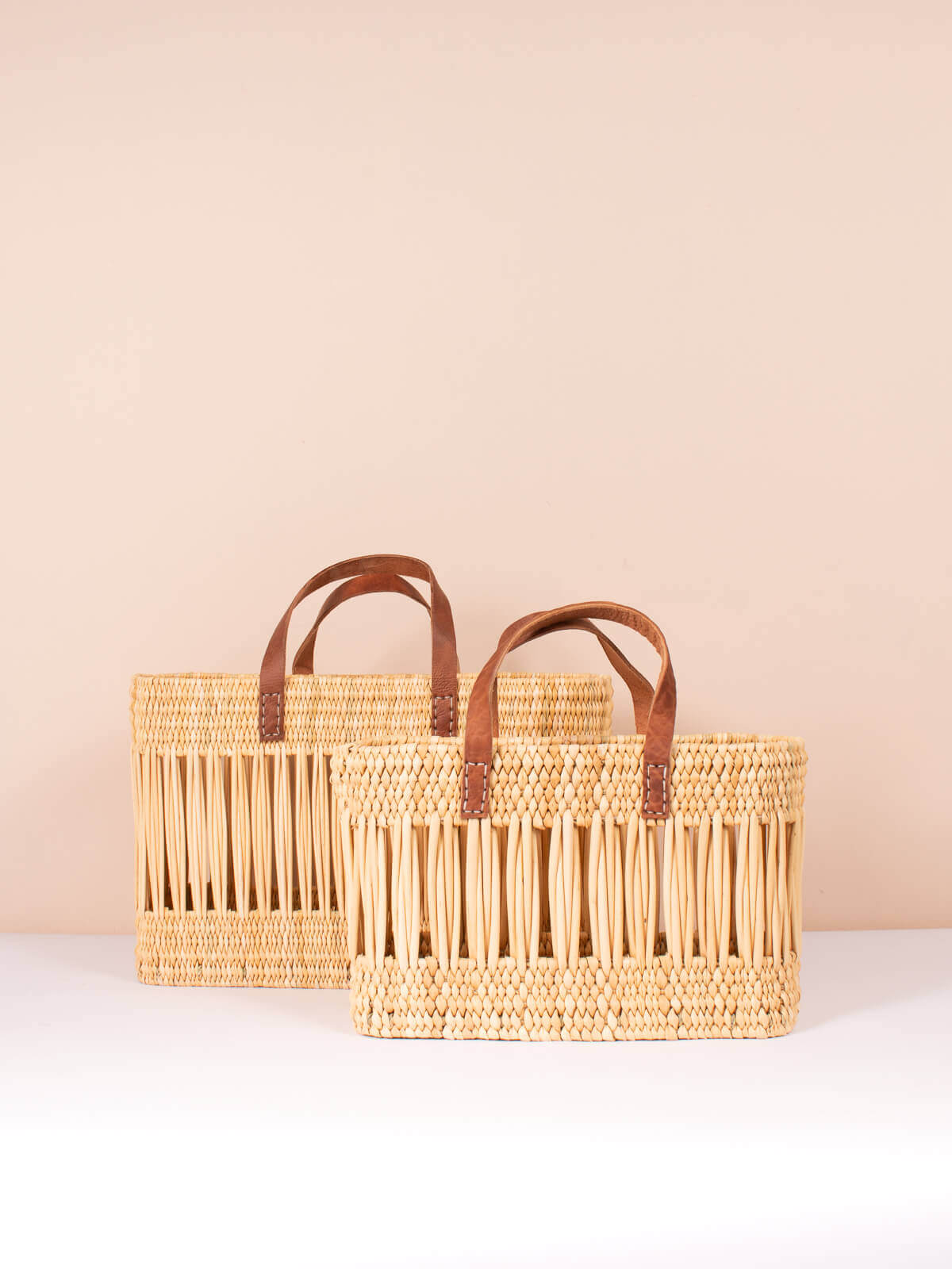 Handwoven Decorative Reed Basket Bag - Natural Woven Straw Tote for Beach, Picnic & Farmers Market - Eco-Friendly & Stylish Carryall