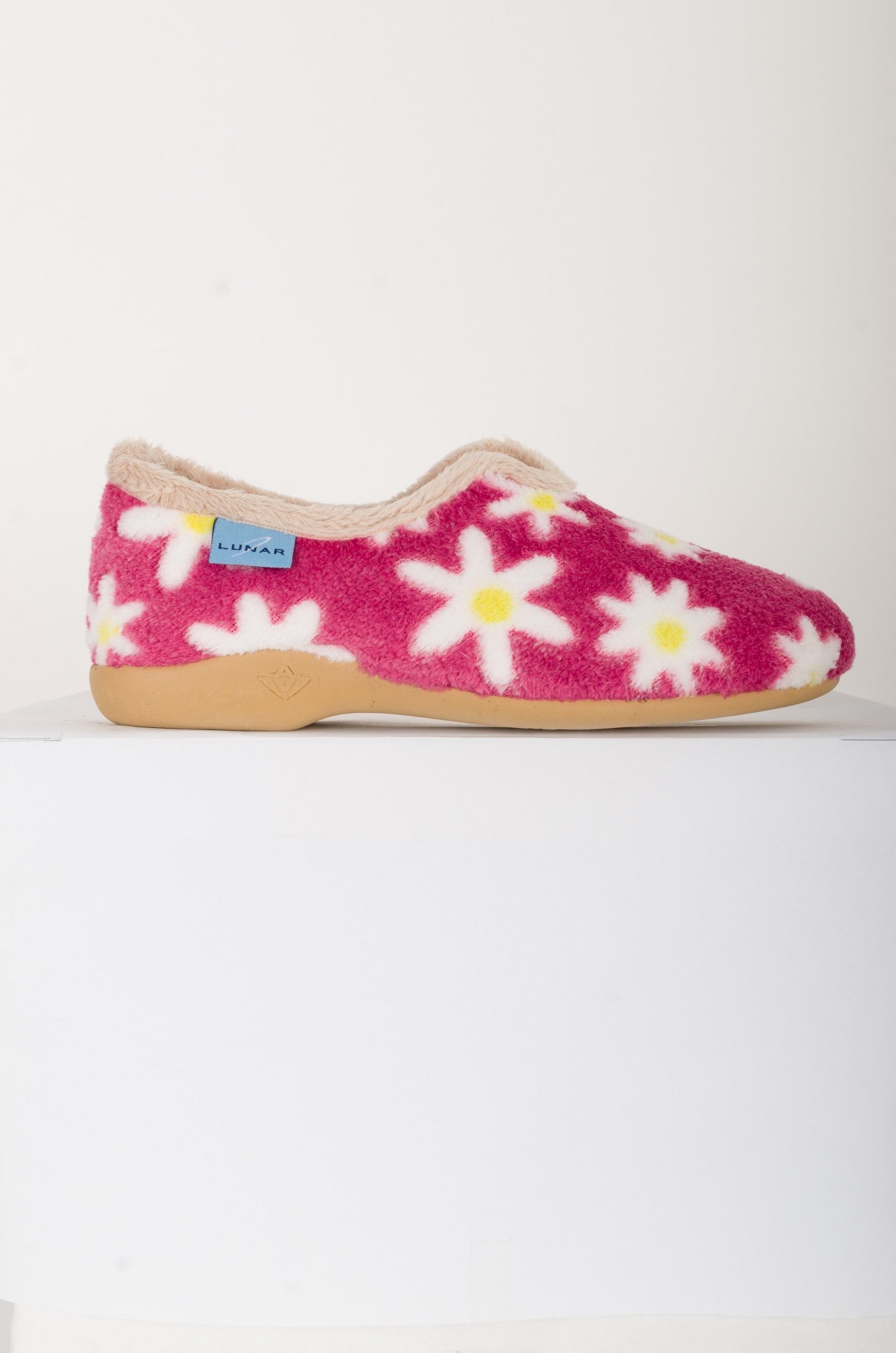 Women's Soft Plush Daisy Slippers in Pink - Cozy Indoor House Shoes for Relaxing at Home