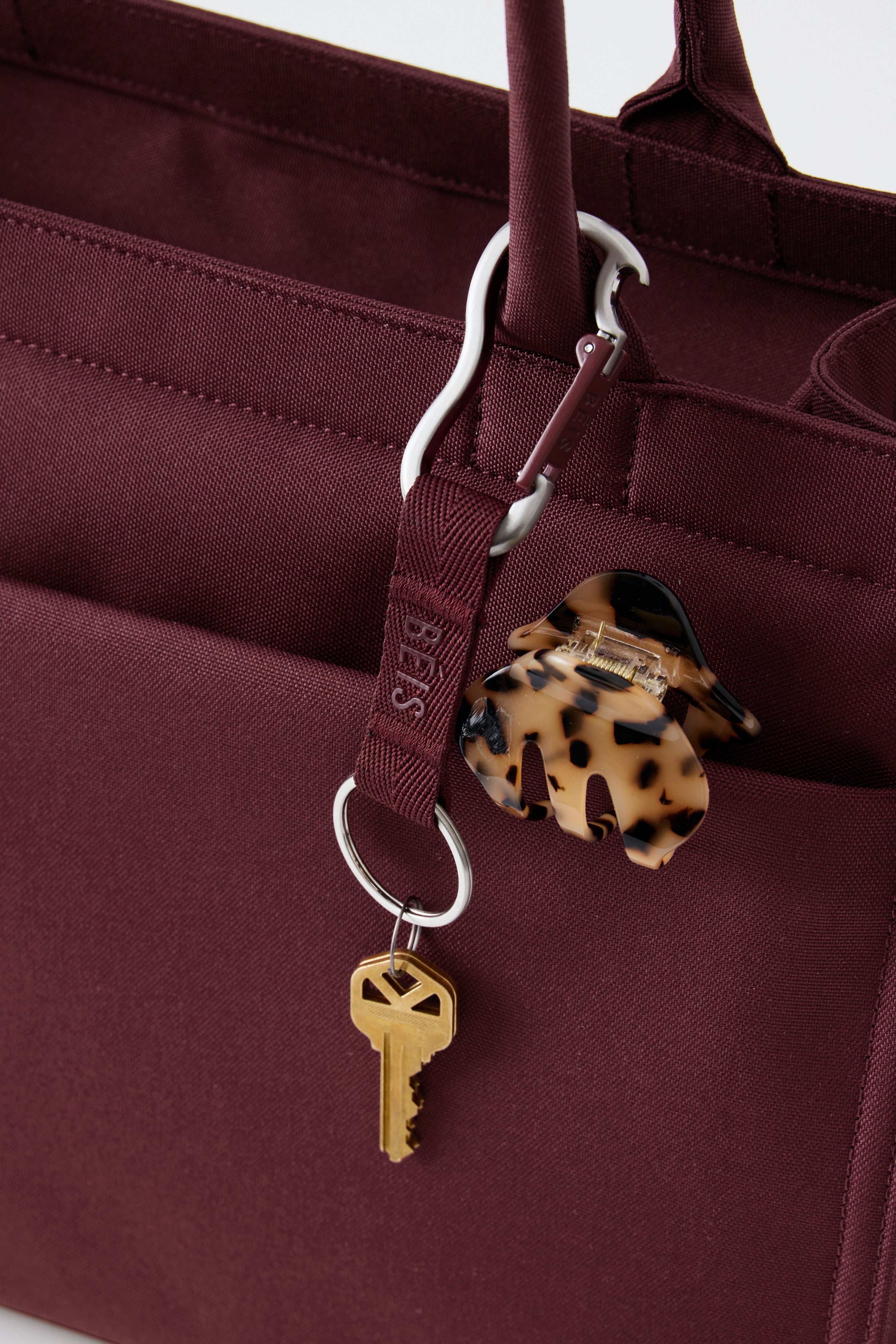 Premium Burgundy Carabiner Clip - Heavy Duty Climbing Gear for Outdoor Adventures, Hiking, Camping & Keychains