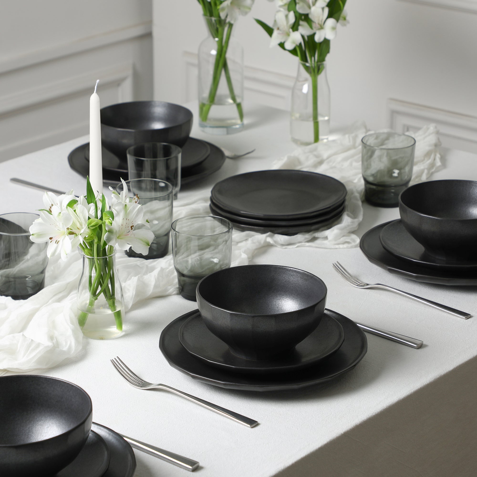 Premium Rio Stoneware Dinnerware Set with Elegant Glassware - 16-Piece Black Tableware for Stylish Dining, Perfect for Dinner Parties & Everyday Use
