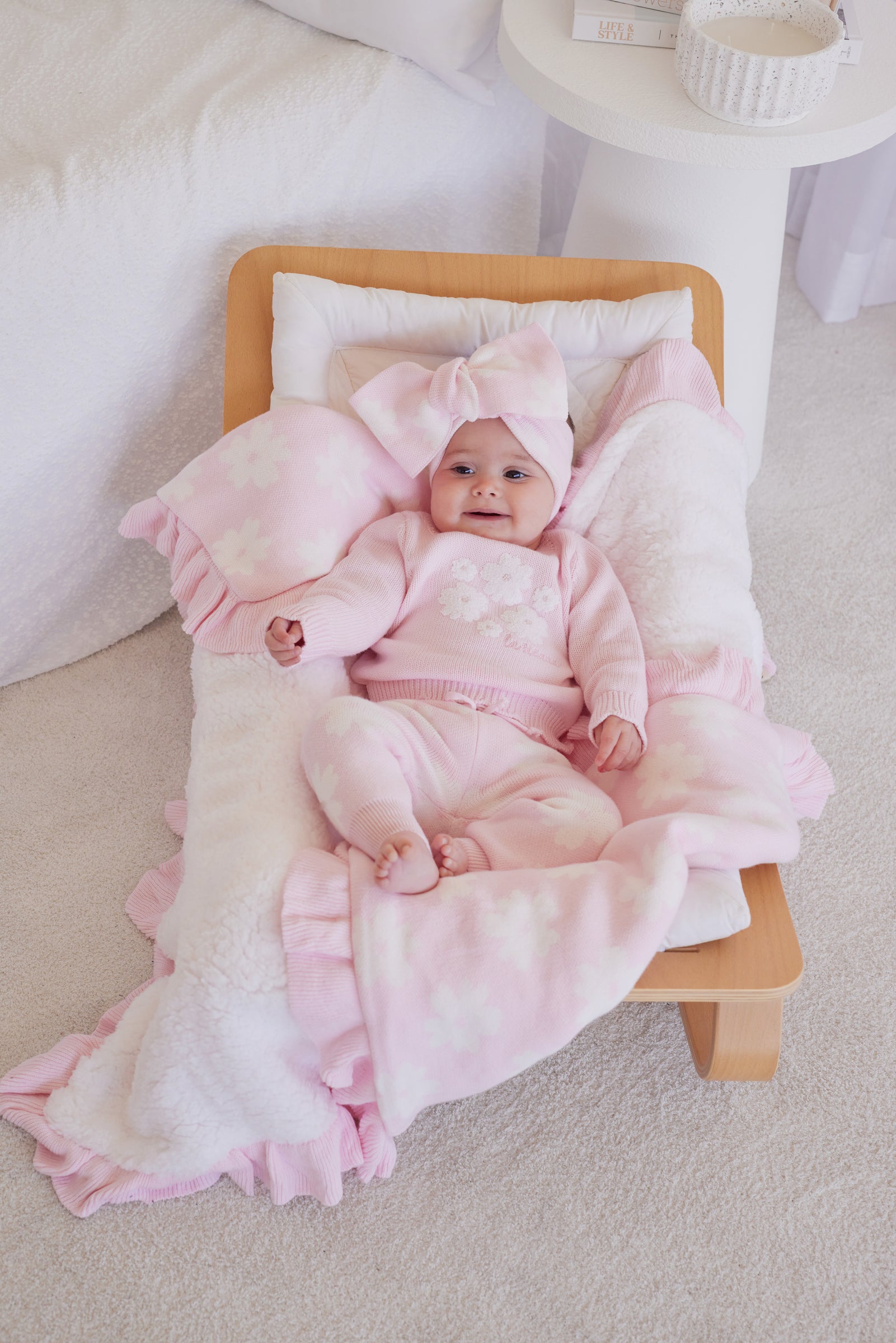 Cozy Knitted Sherpa Blanket with Petal Design - Ultra Soft & Warm Throw for Couch, Bed, and Travel - Perfect for Winter Nights, Camping, and Gift Giving