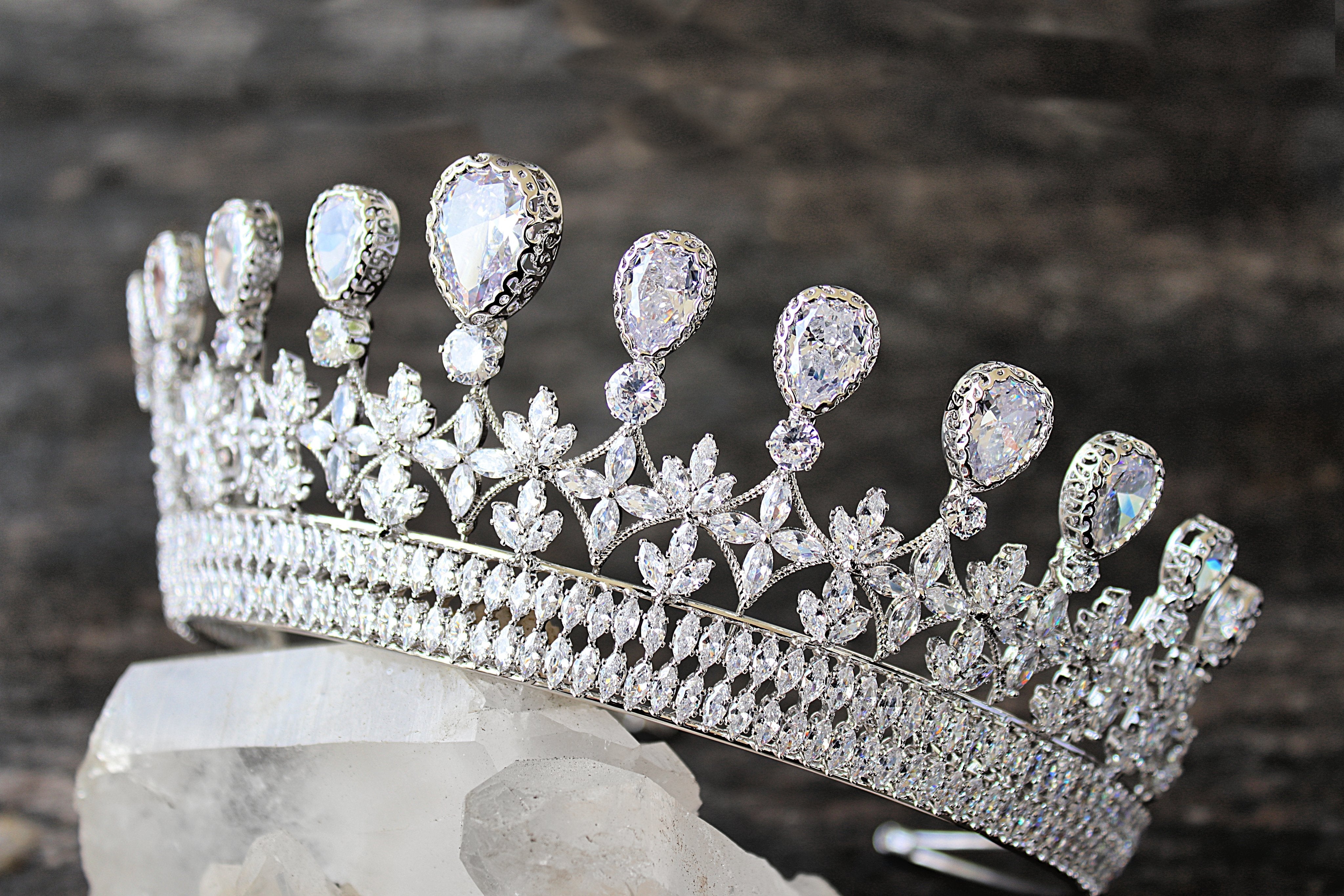 DELLA Wedding Crown - Elegant Bridal Tiara for Bride, Princess, Prom & Special Occasions | Perfect for Weddings, Pageants, Quinceañeras & Photo Shoots