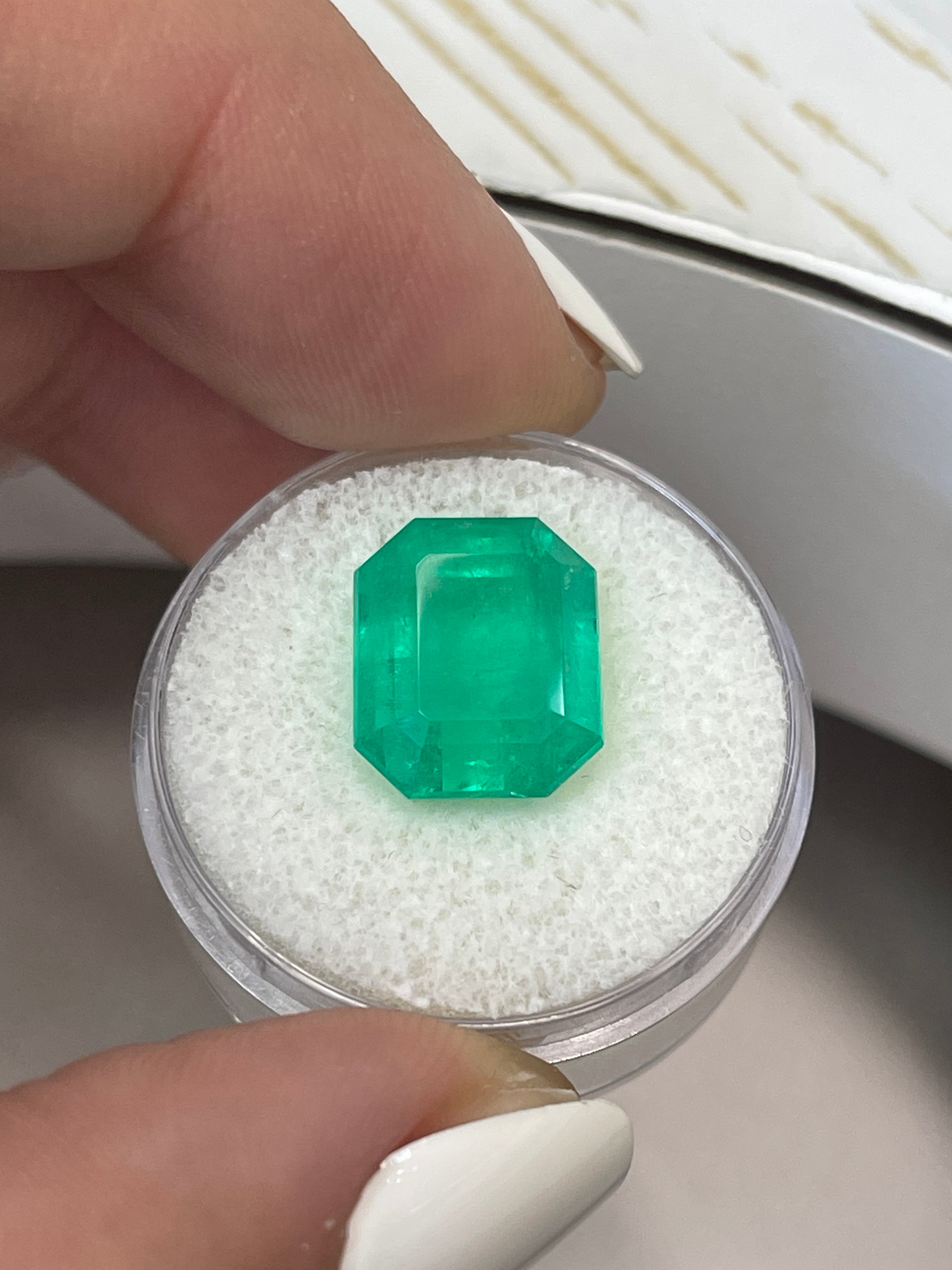 8.46 Carat 13x11mm Natural Colombian Emerald Gemstone - Classic Green Emerald Cut Loose Stone for Jewelry Making, Engagement Rings & Luxury Gifts