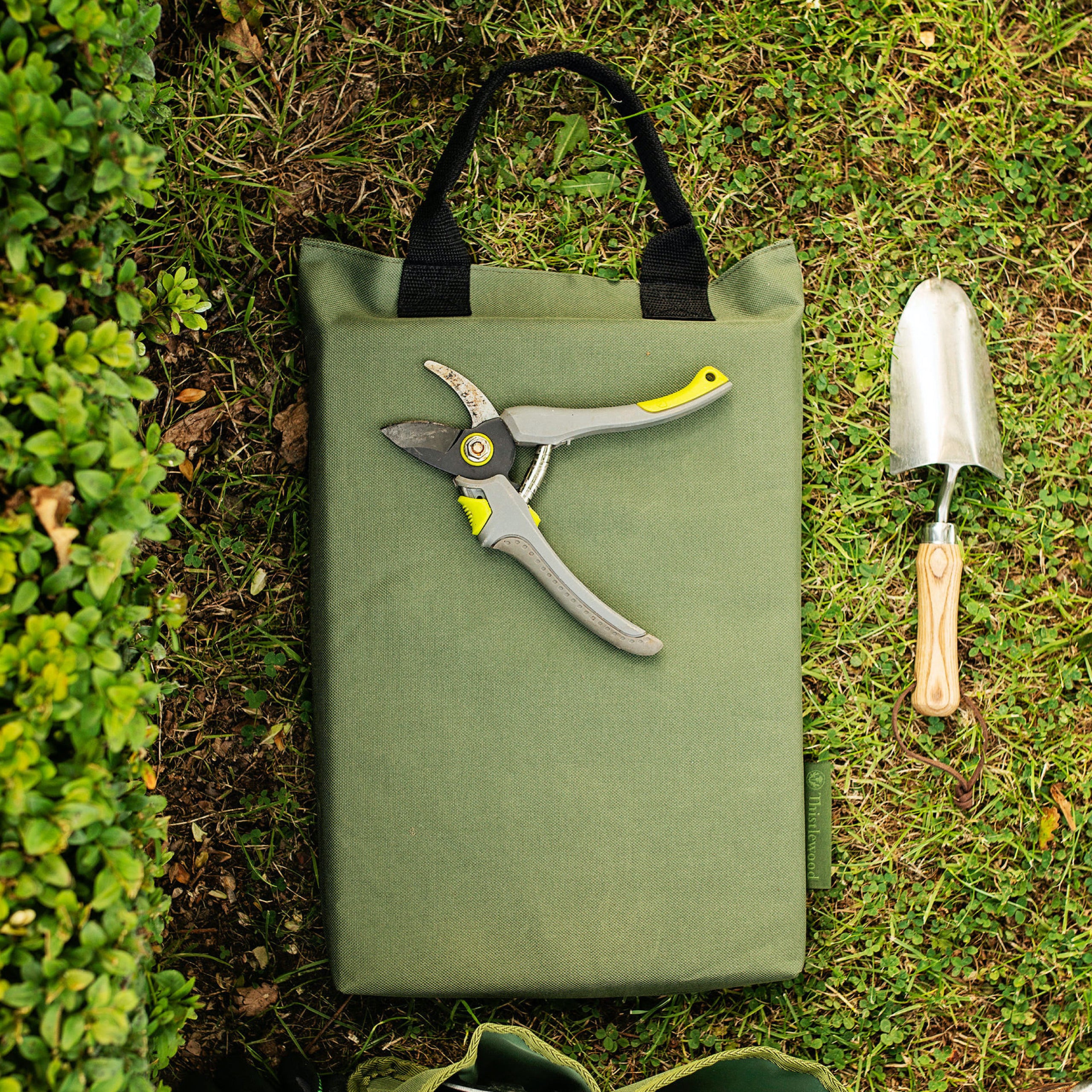 Thistlewood Traditional Padded Waterproof Garden Kneeler - Comfortable Knee Pad for Gardening, Weeding & Outdoor Work - Perfect for Lawn Care, Planting & Yard Maintenance