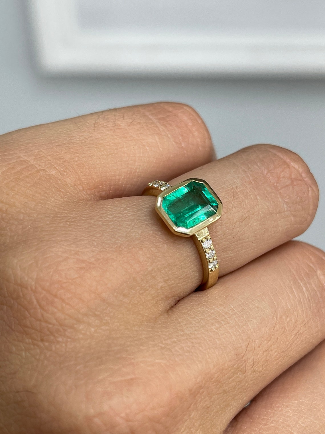 1.90ct Vivid Emerald & Diamond Solitaire Ring in 18K Gold - Elegant Bezel Setting for Engagement, Wedding & Special Occasions