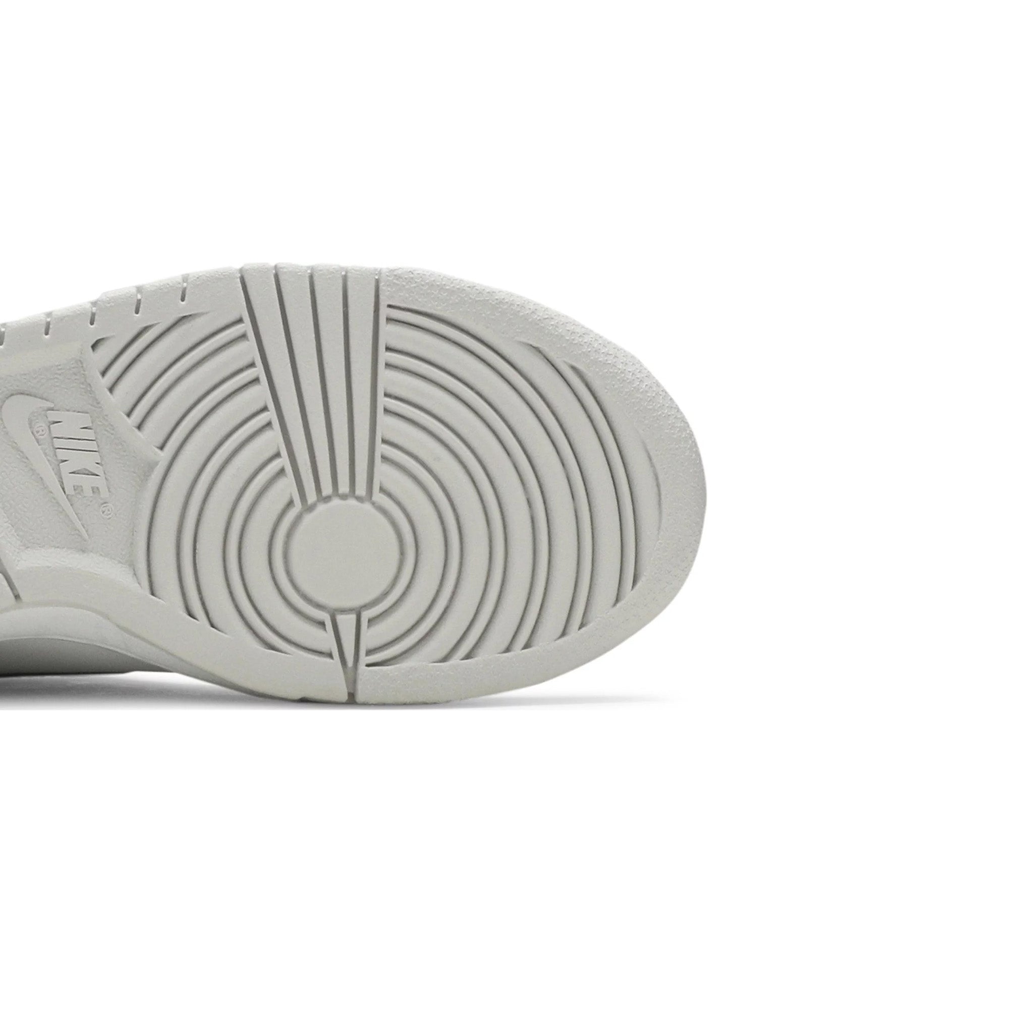 Nike Dunk High 'Vast Grey' GS Sneakers - Women's Retro Basketball Shoes for Casual Wear & Street Style Fashion