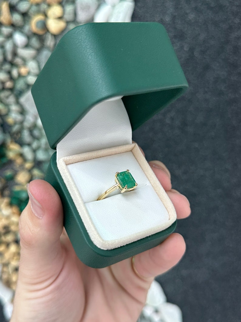2.66ct 14K Gold Natural Emerald Cut Solitaire Engagement Ring with 4-Prong Claw Setting - Rich Green Gemstone for Wedding, Proposal & Anniversary Gifts