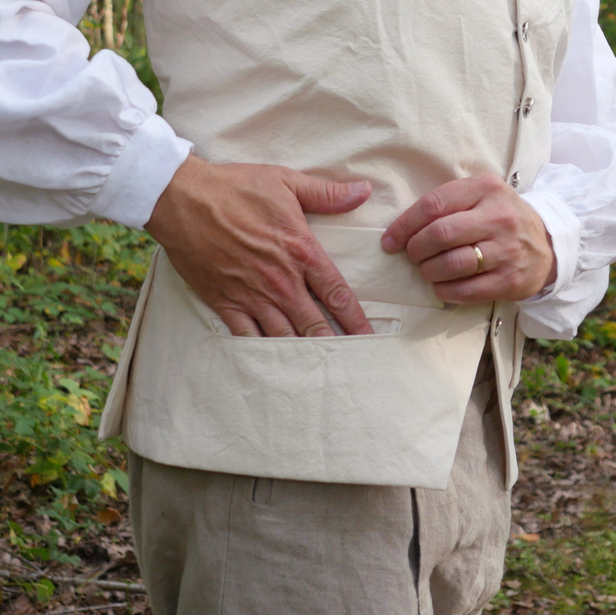 18th Century Men's Linen Waistcoat - Vintage Colonial Style Vest for Historical Reenactment & Cosplay