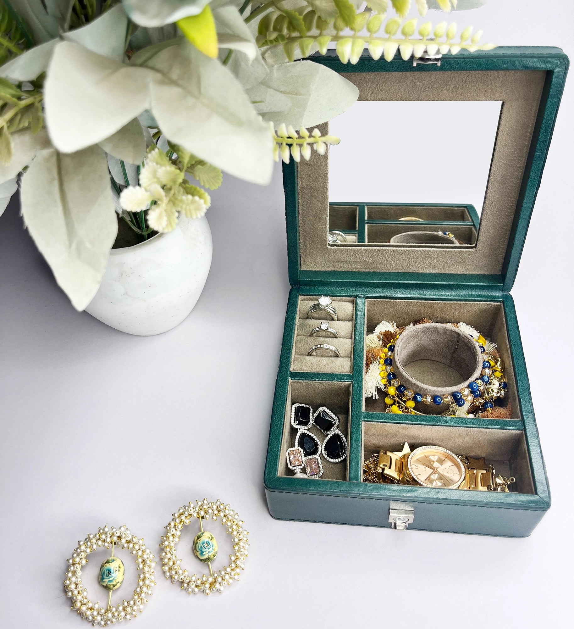 Divine Leather Jewelry Box with Soft Lining - Elegant Green Storage Case for Necklaces, Rings & Earrings - Perfect for Travel, Gifts & Home Organization