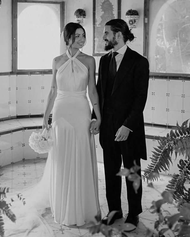 Pronovias Antalya Wedding Dress - Elegant Lace Bridal Gown for Bride, Perfect for Beach Weddings & Destination Ceremonies