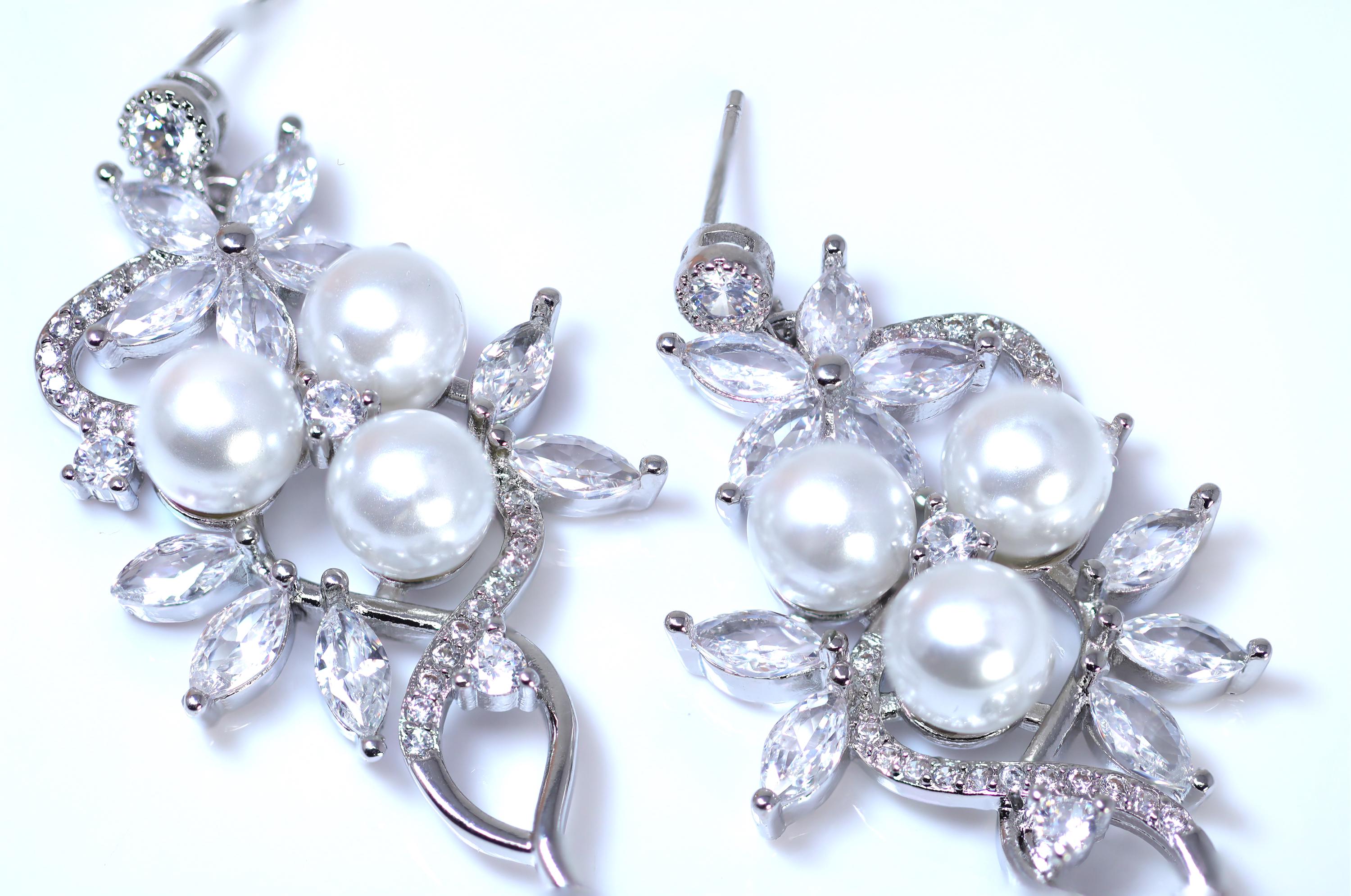 Swarovski Crystal Pearl Flower Bridal Earrings - Elegant Wedding Jewelry for Bride, Crystal Drop Earrings with CZ Stones - Perfect for Weddings, Prom, Parties & Special Occasions