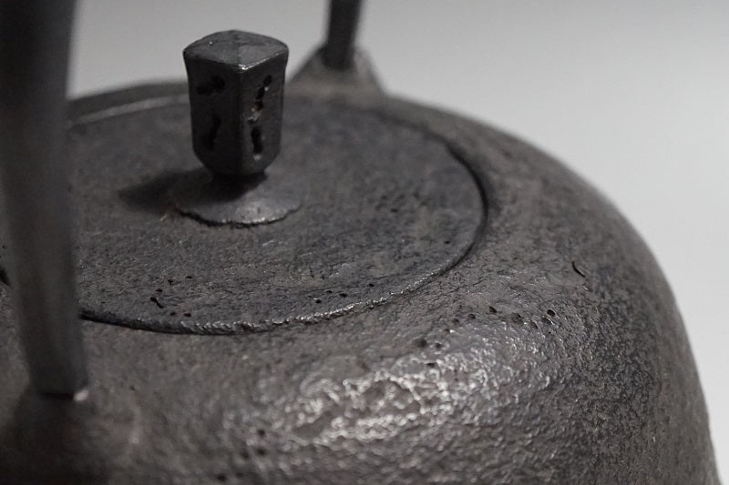 Premium Japanese Nanbu Tetsubin Iron Teapot - Koizumi Nizaemon 11th Generation Kikko Gata (Tortoiseshell Shape) with Original Box - Perfect for Traditional Tea Ceremonies, Home Decor & Gift Giving