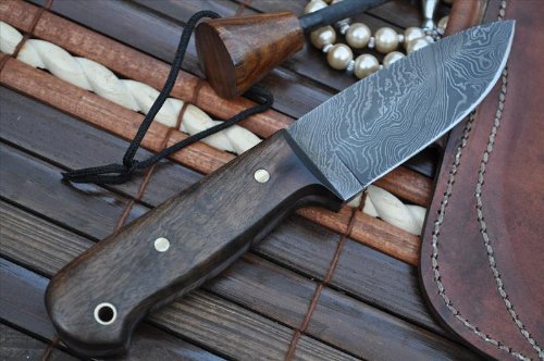 Premium Damascus Steel Hunting Knife - Handcrafted Bushcraft Knife with Leather Sheath & Sharpener - Perfect for Outdoor Camping, Survival & Hunting Adventures