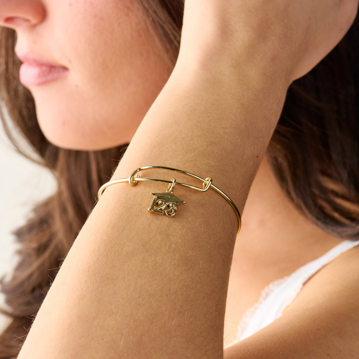 2023 Graduation Cap Charm Bangle Bracelet - Elegant Graduation Gift for Women & Girls - Perfect for High School & College Graduation Ceremonies, Parties & Celebrations