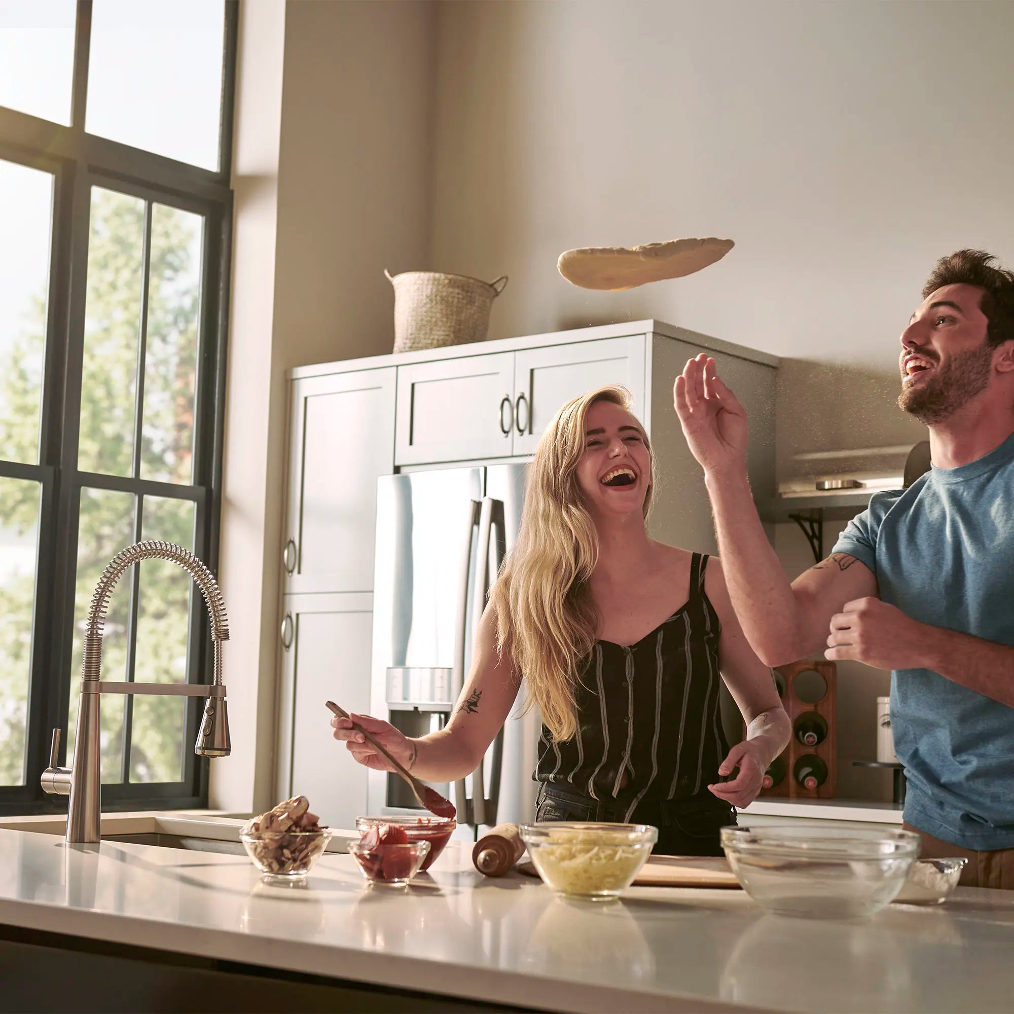 Edgewater® Single Handle Semi Pro Multi Spray Kitchen Faucet - 1.5 GPM/5.7 LPM - High Arc Pull Down Sprayer for Modern Kitchens, Dishwashing & Food Prep
