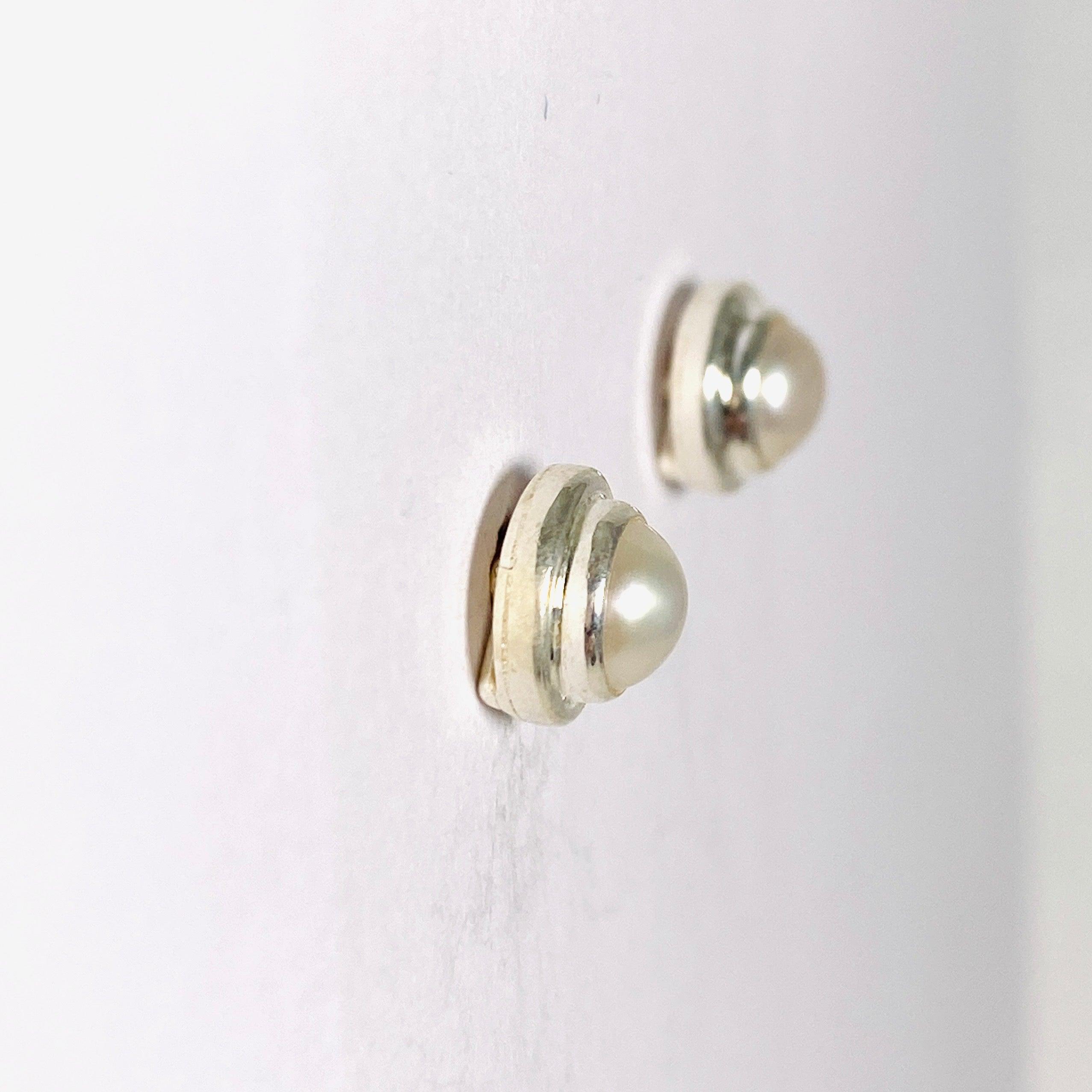 KEGJ1367 Round Pearl Stud Earrings - Elegant & Timeless Jewelry for Women - Perfect for Weddings, Parties & Everyday Wear