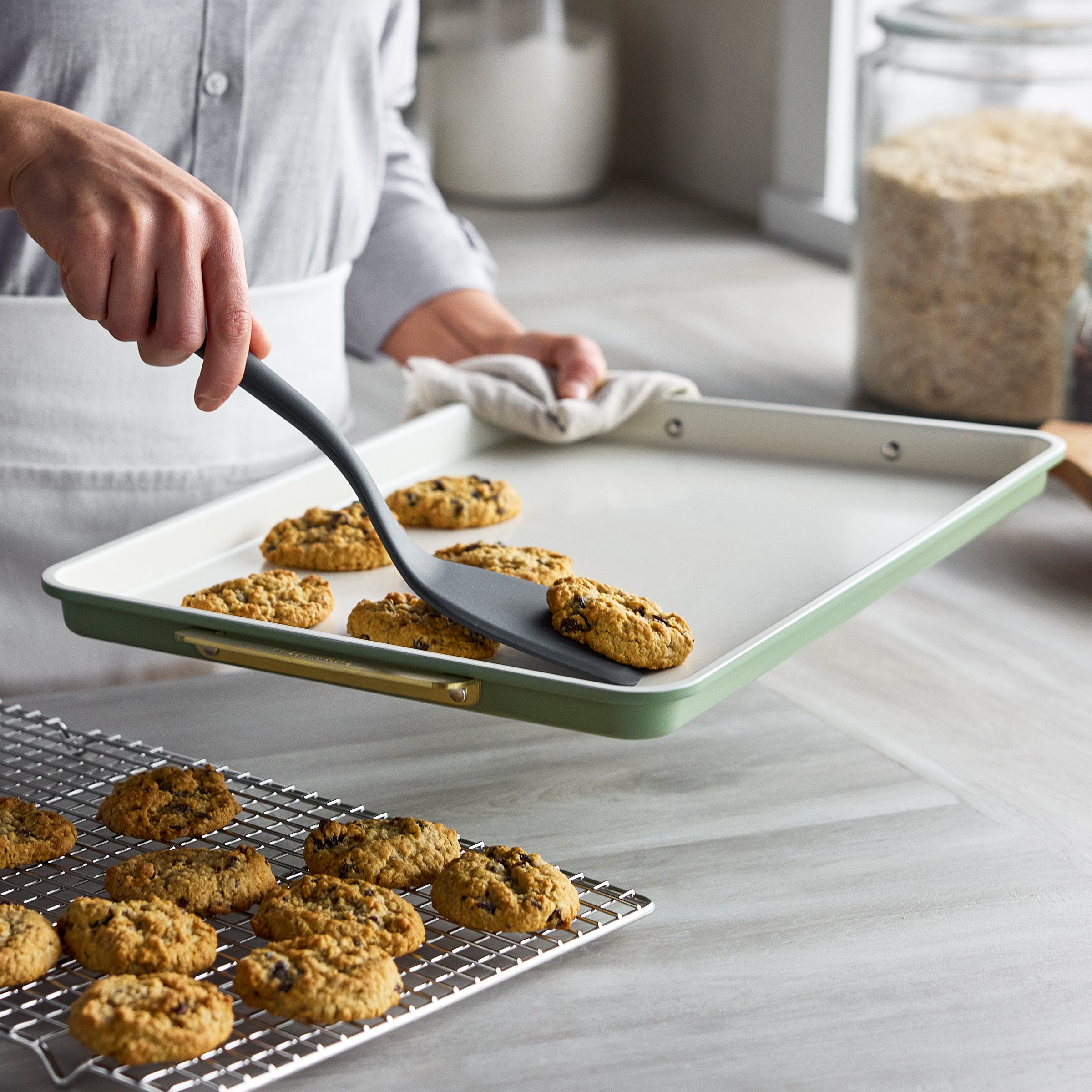 Premium Reserve Bakeware 13 x 18 Inch Half Sheet Pan - Heavy Duty Nonstick Cookie Baking Sheet, Commercial Grade Aluminum Baking Tray for Oven, Roasting, Cookies, Pastries - Perfect for Home Kitchens & Bakeries
