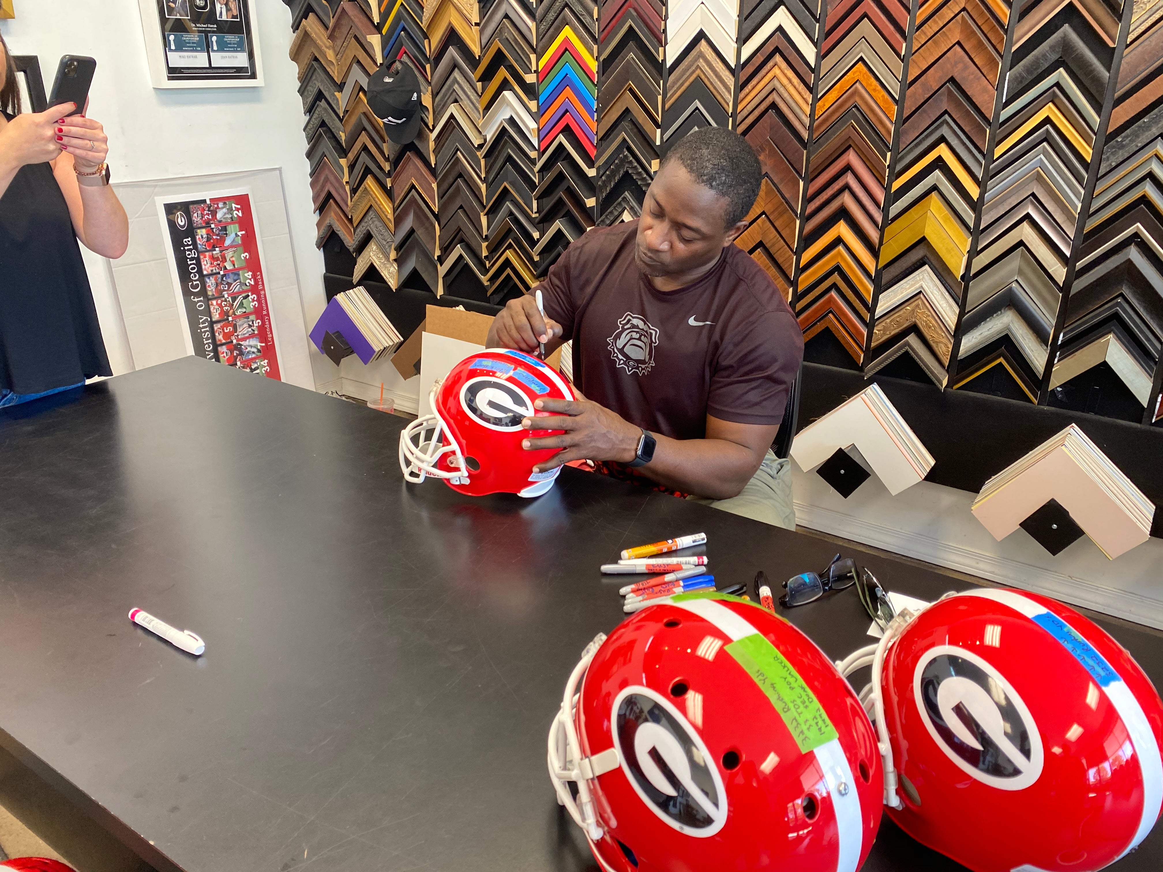 Garrison Hearst Autographed Georgia Bulldogs Mini Helmet - Signed Schutt NCAA Football Collectible - Perfect for Fans, Memorabilia Displays, and Sports Gifts