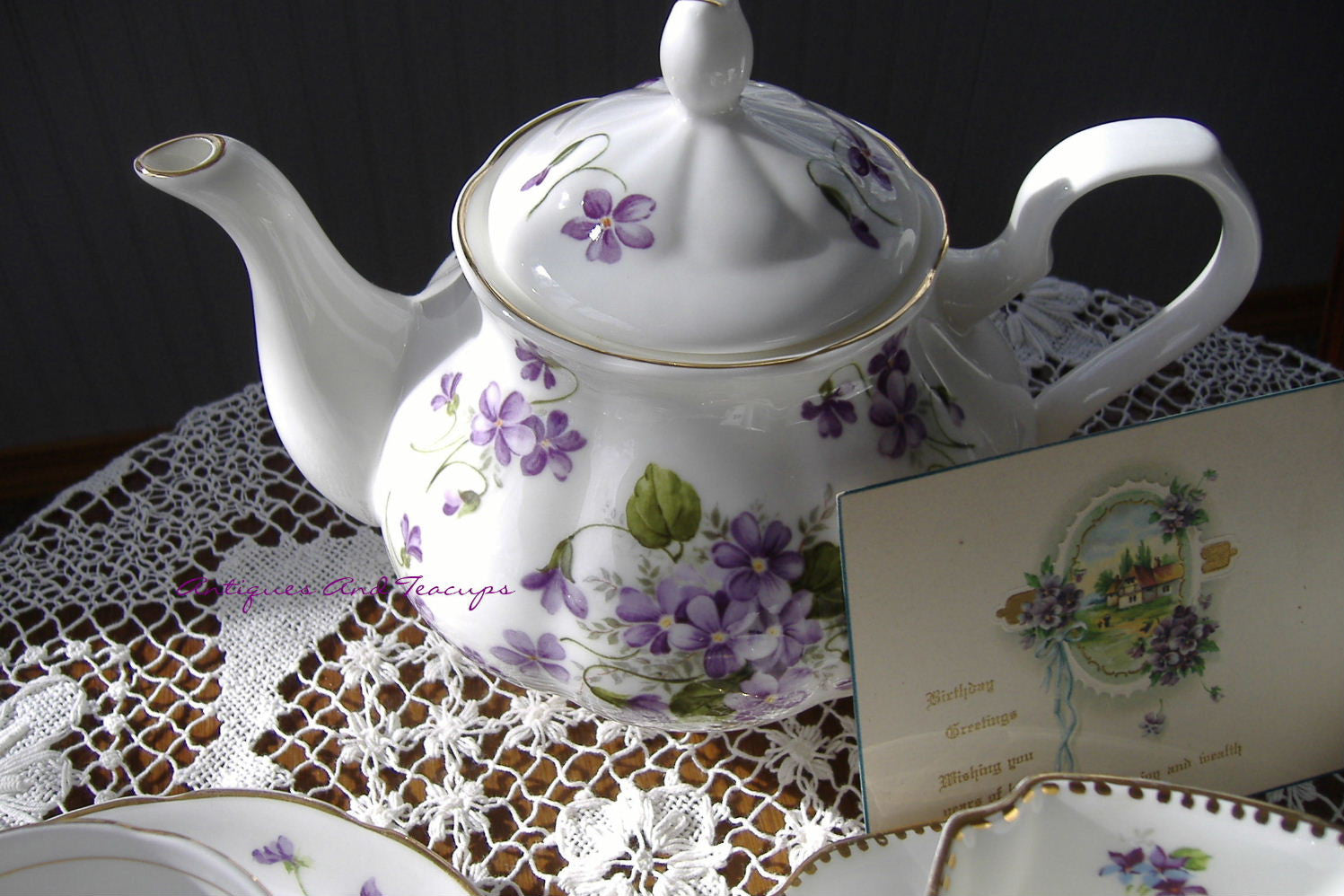 English Bone China Teapot - Wild Violets Design by New Springfield | 4-6 Cup Capacity | Large Tea Pot for Afternoon Tea & Elegant Entertaining