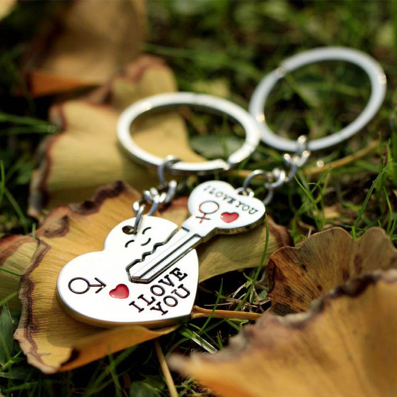 Heart Shaped Keychain - Romantic Gift for Couples, Best Friends & Loved Ones - Perfect for Valentine's Day, Anniversaries & Special Occasions