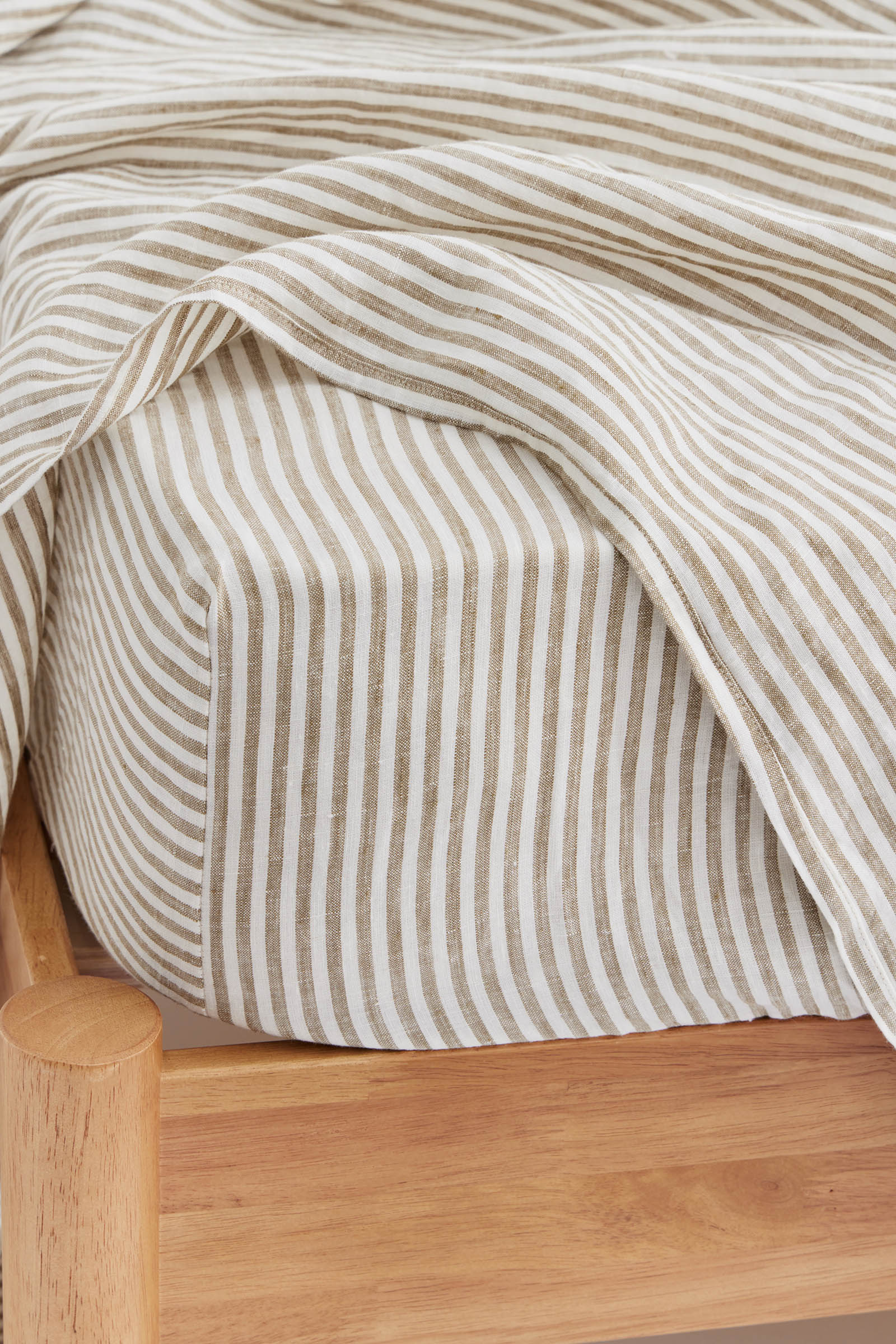 Premium Linen Fitted Sheet - Olive Stripe Design - Queen Size - Soft & Breathable Bedding - Perfect for Master Bedroom, Guest Room & Vacation Homes