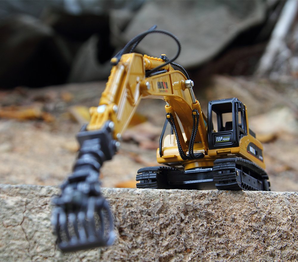 Gemini & Genius 1/50 Scale Heavy Metal Construction Vehicle Toy - Timber Grab Excavator Alloy Model for Wood/Building Material Handling | Kids Gift, Engineering Toy Collection & Home Decoration | Perfect for Playtime, STEM Learning & Construction-Themed Room Decor