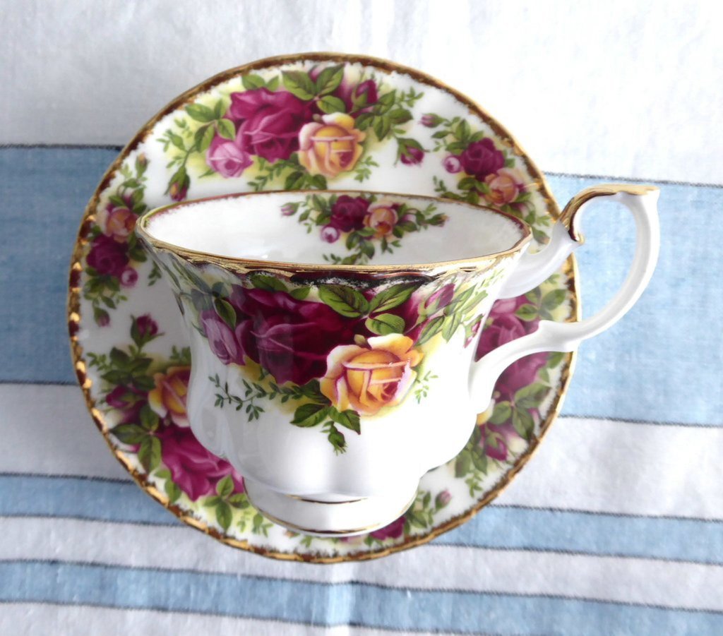 Vintage Royal Albert Old Country Roses Tea Cup and Saucer Set - English Bone China with 22K Gold Trim (1974-1992) - Perfect for Afternoon Tea, Bridal Showers & Collectible Display