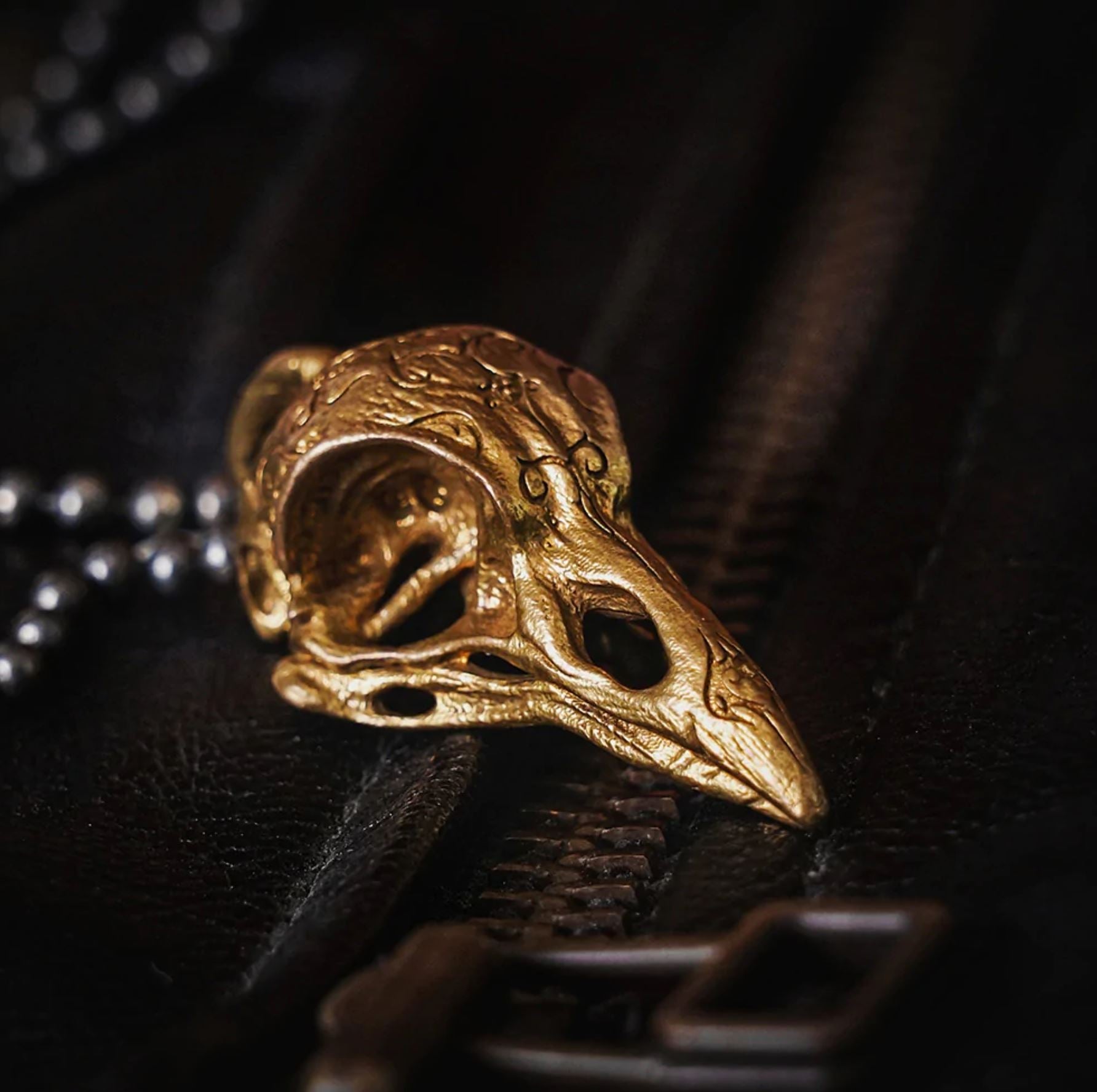 Gothic Raven Skull Pendant Necklace with Keychain - Unique Dark Jewelry for Men & Women - Perfect for Halloween, Cosplay, and Gothic Fashion Accessories