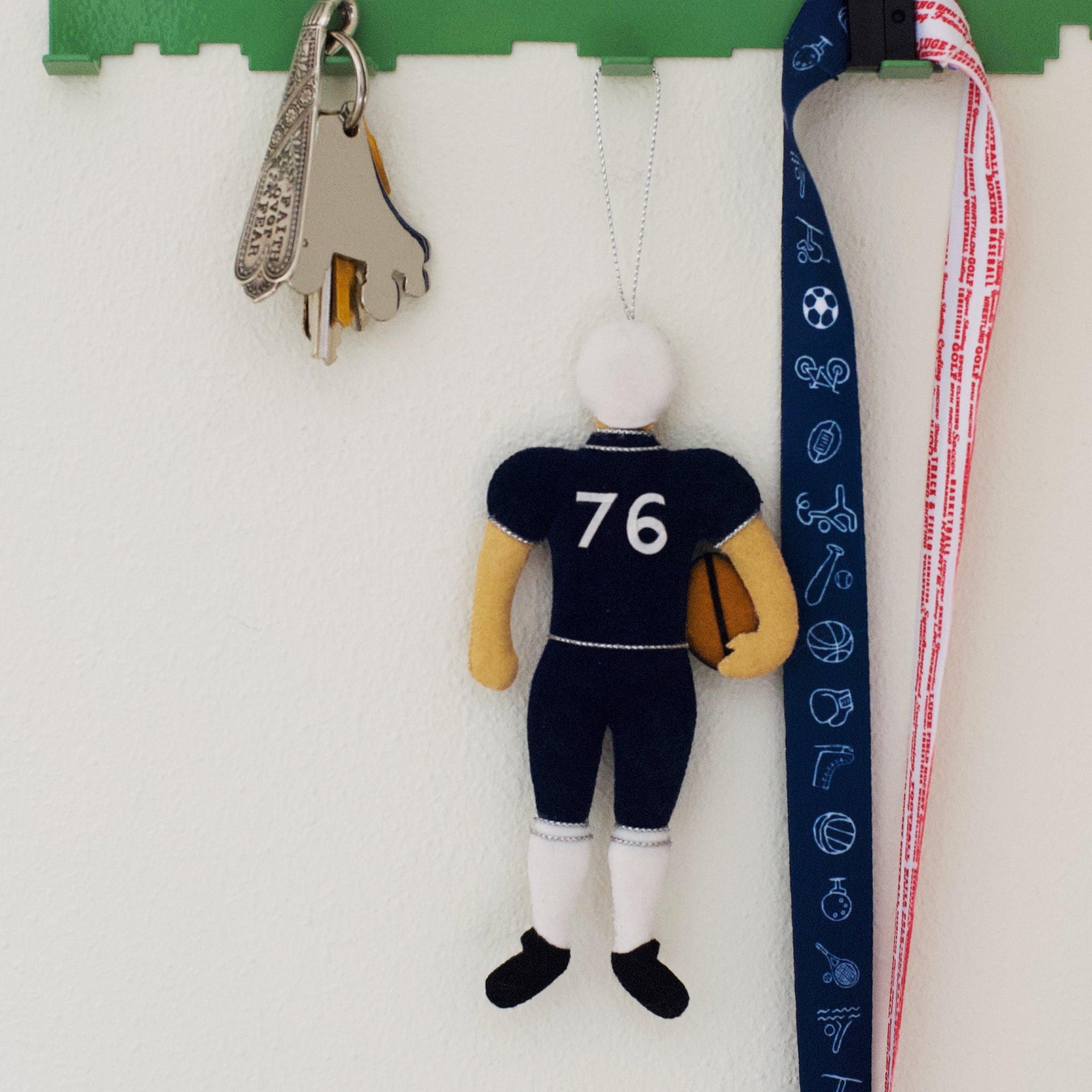Personalized Football Player Christmas Ornament - Custom Sports Decor for Tree, Gift for Athletes & Coaches - Perfect for NFL Fans, Team Spirit & Holiday Decorations