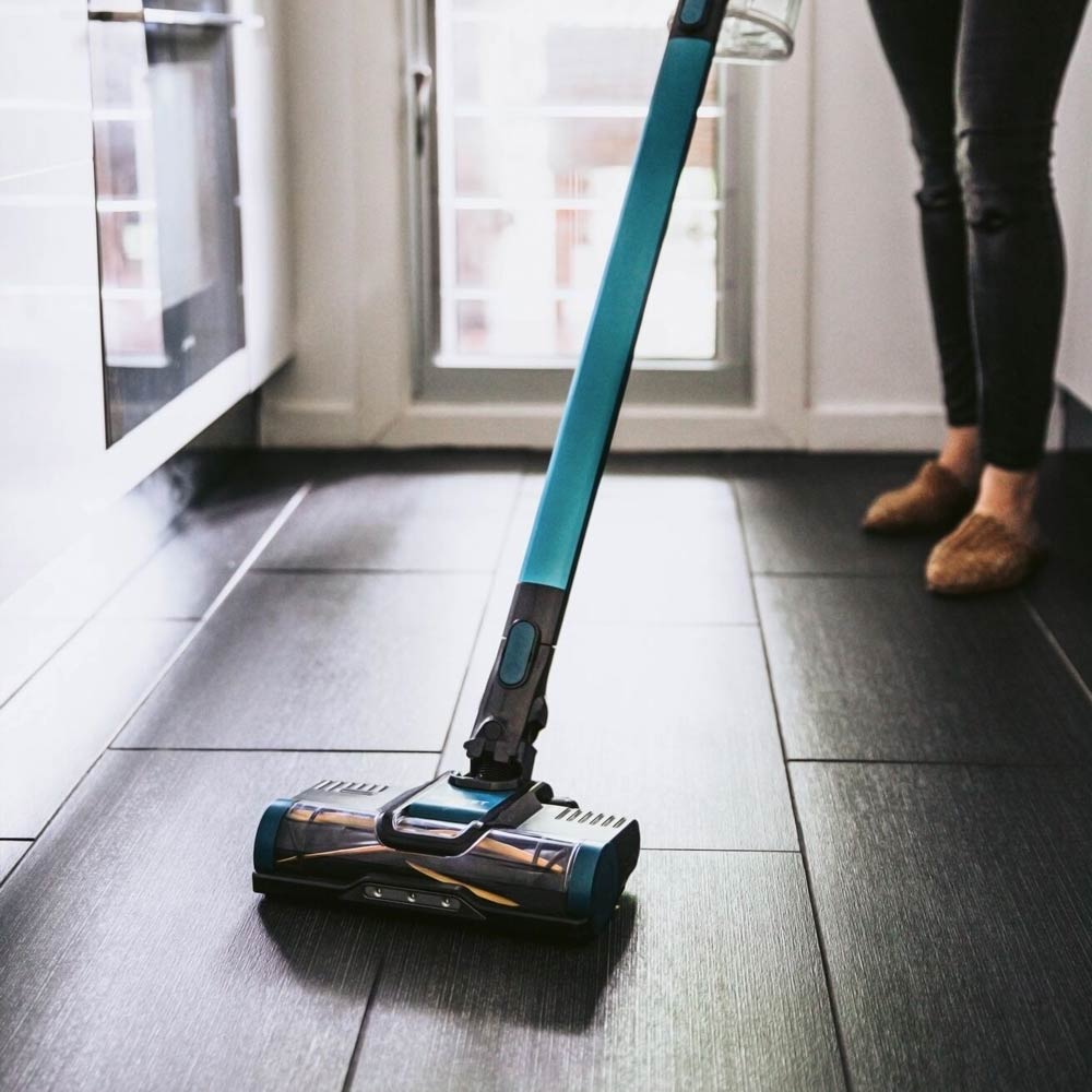 Shark IZ102 Cordless Vacuum Cleaner with Self-Cleaning Brushroll - Powerful Lightweight Stick Vacuum for Pet Hair, Hard Floors & Carpets | Perfect for Home Cleaning & Quick Pickups