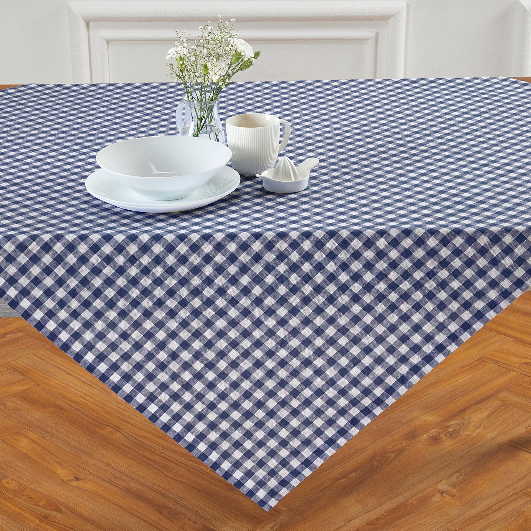 Classic Gingham Table Throw - Stylish Cotton Tablecloth for Dining, Picnics & Outdoor Events - Perfect for Kitchen, Party & Home Decor