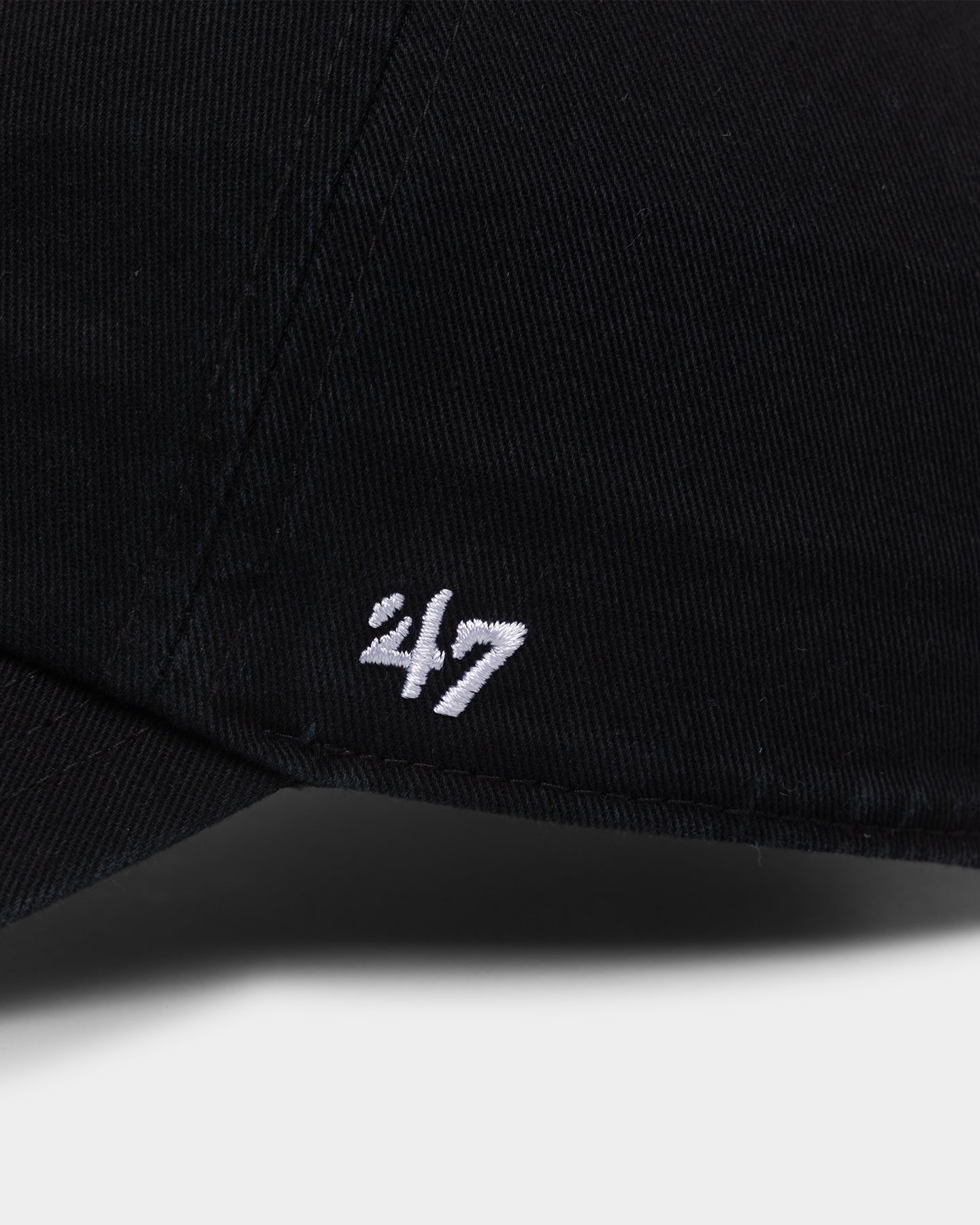 47 Brand Flat 47 Clean Up Strapback Black Hat - Adjustable Snapback Cap for Men & Women - Perfect for Casual Wear, Street Style & Outdoor Activities